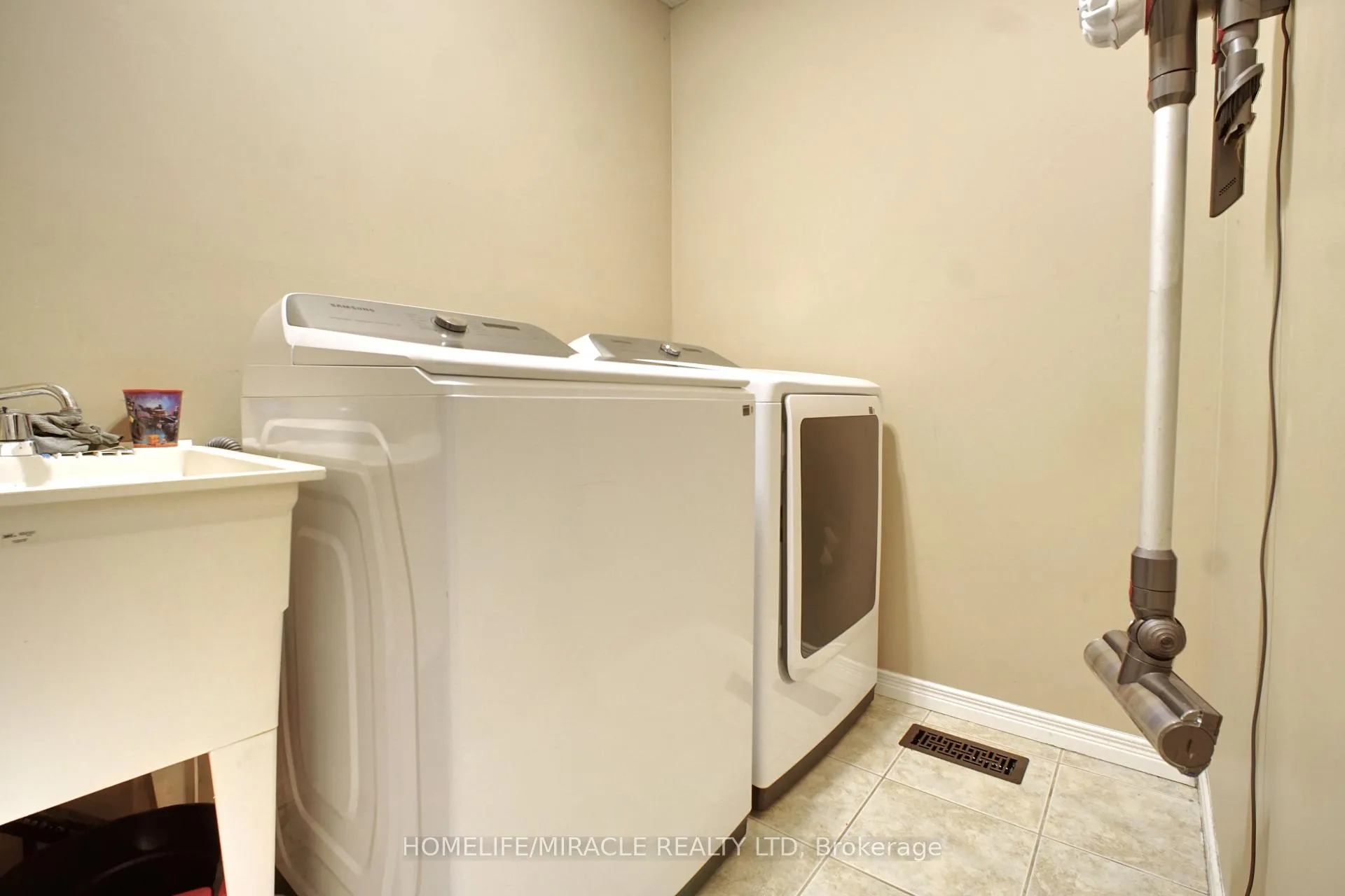 Photo 14 of 206 Westmeadow Drive, Kitchener — HOMEH
