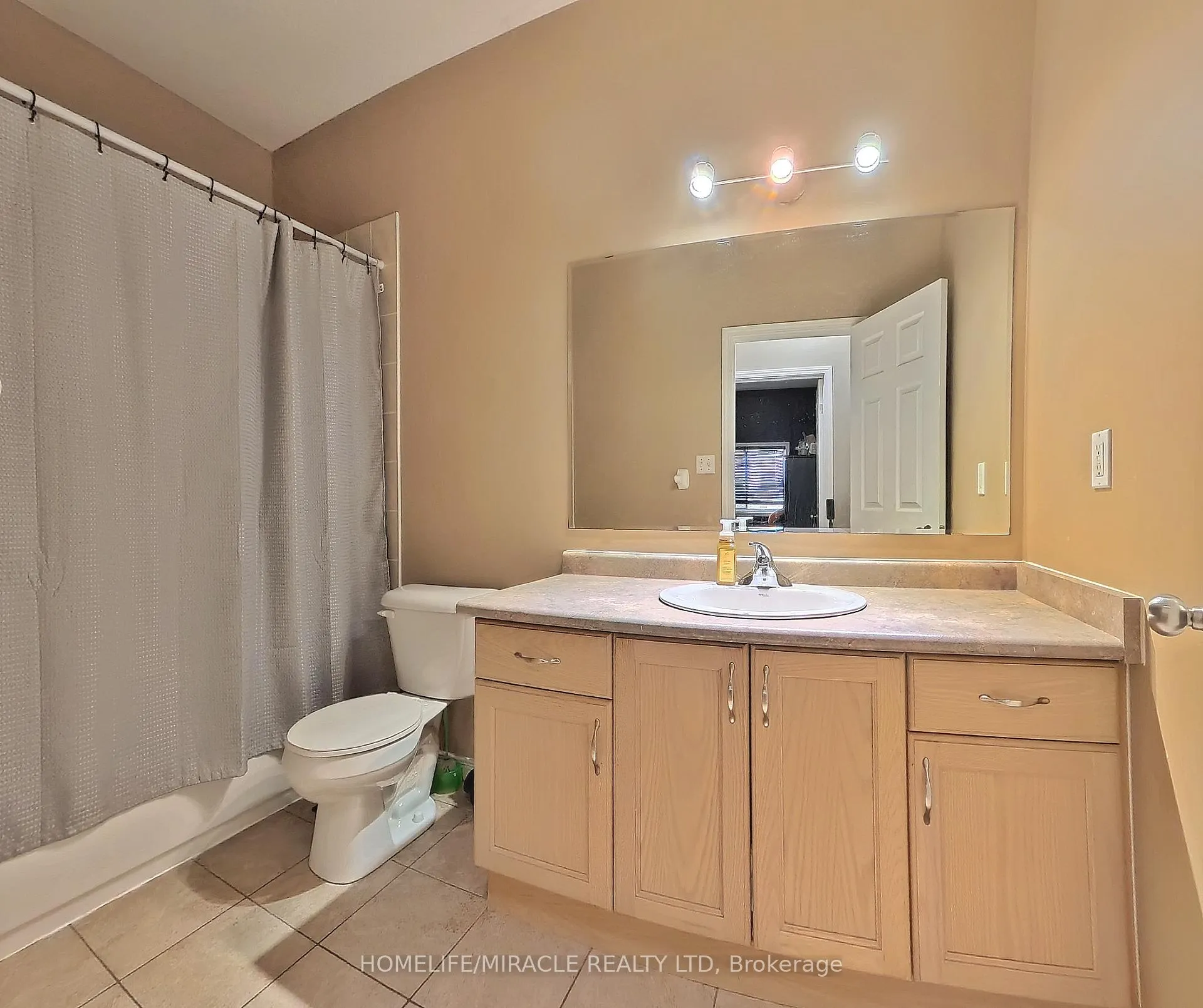 Photo 20 of 206 Westmeadow Drive, Kitchener — HOMEH