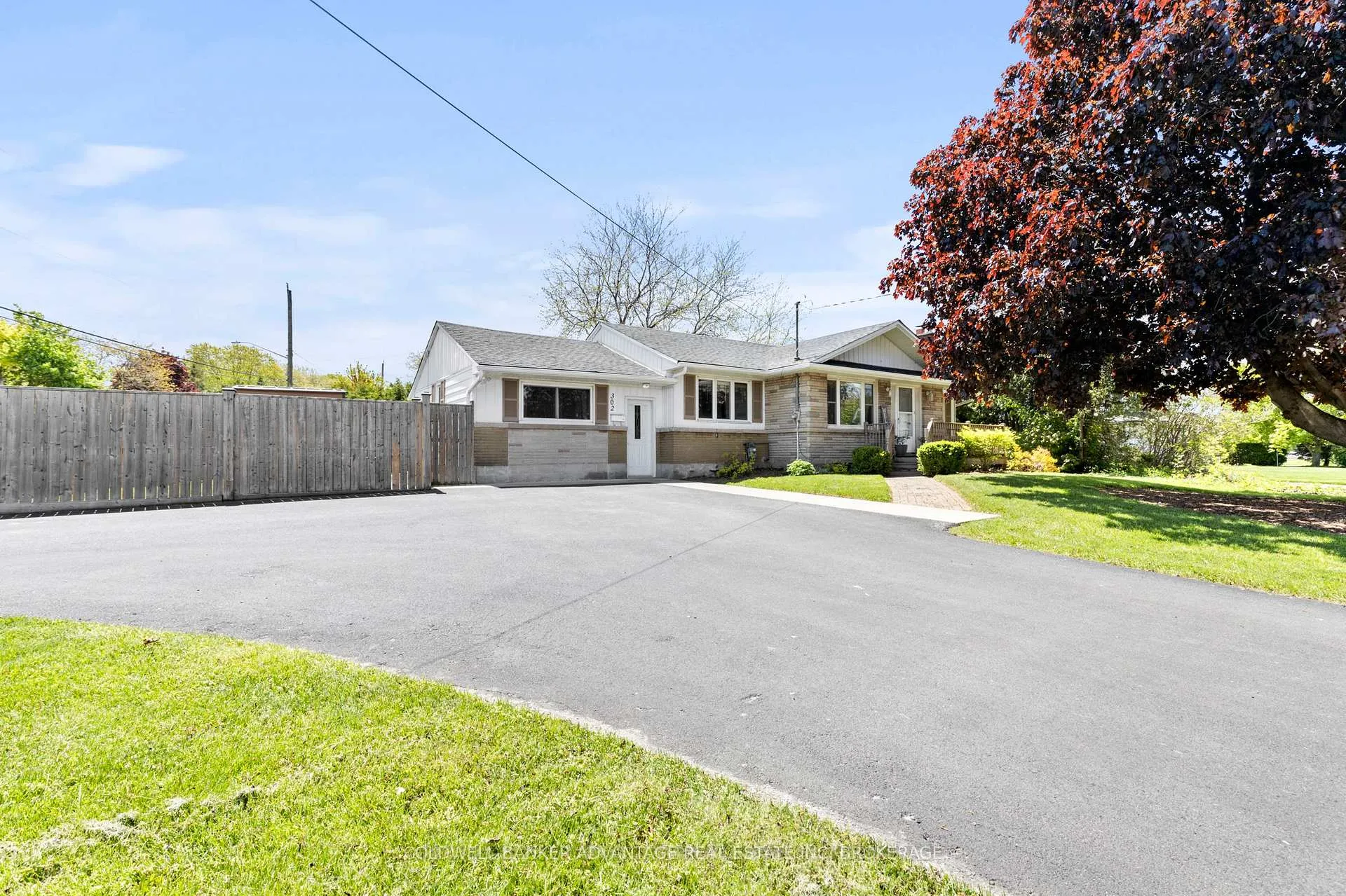Photo 2 of 302 Main Street E, Grimsby, Grimsby East — HOMEH