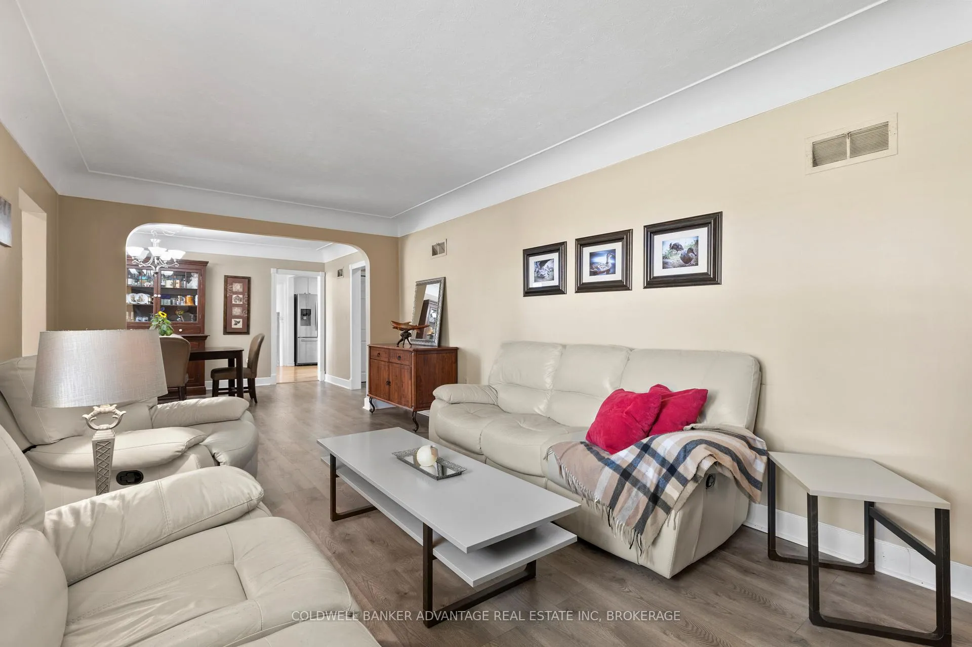 Photo 5 of 302 Main Street E, Grimsby, Grimsby East — HOMEH