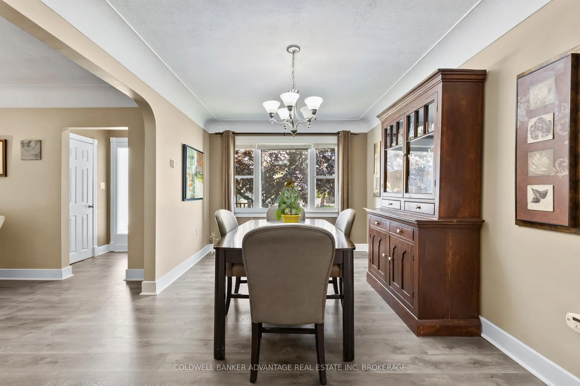 Photo 10 of 302 Main Street E, Grimsby, Grimsby East — HOMEH