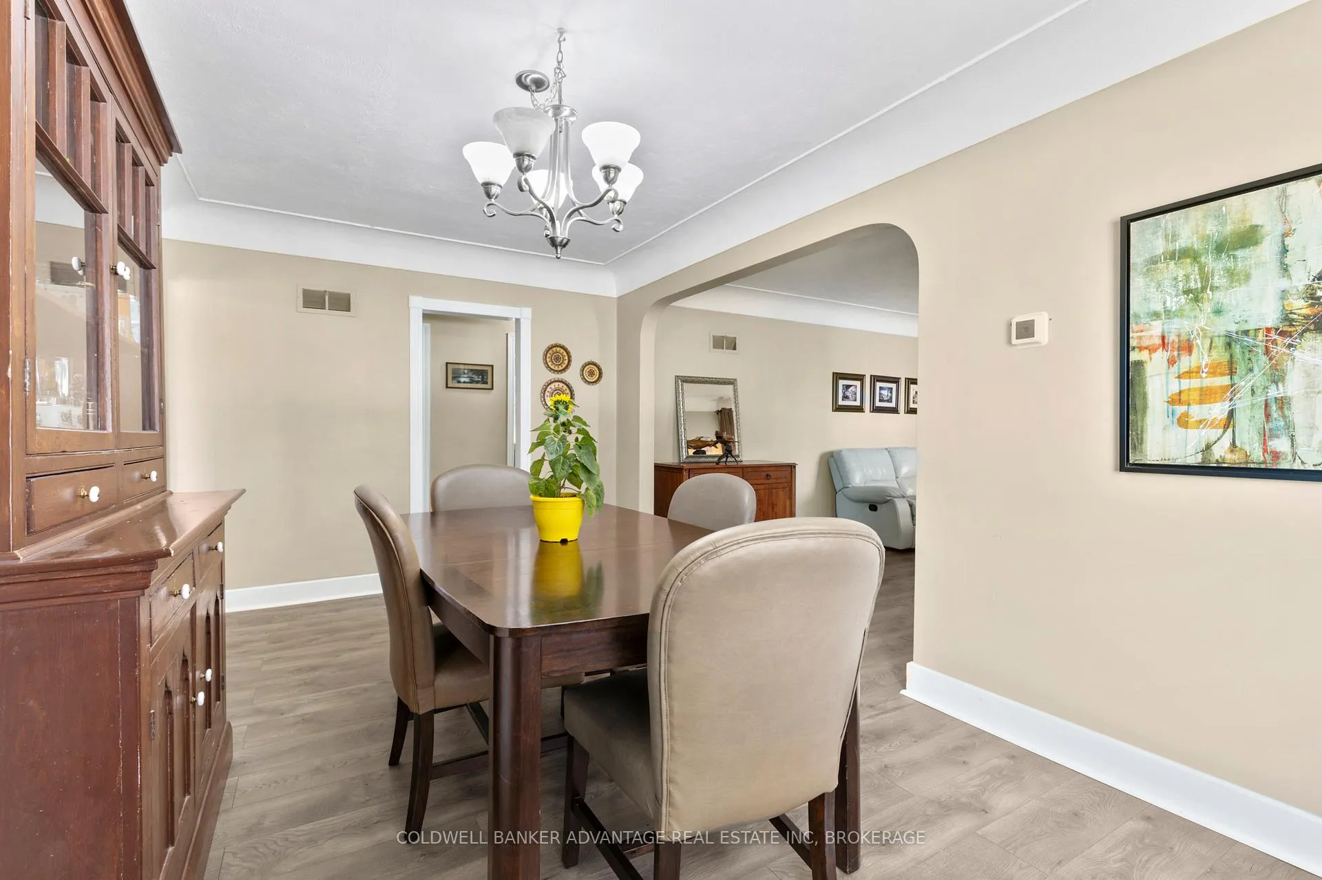 Photo 11 of 302 Main Street E, Grimsby, Grimsby East — HOMEH