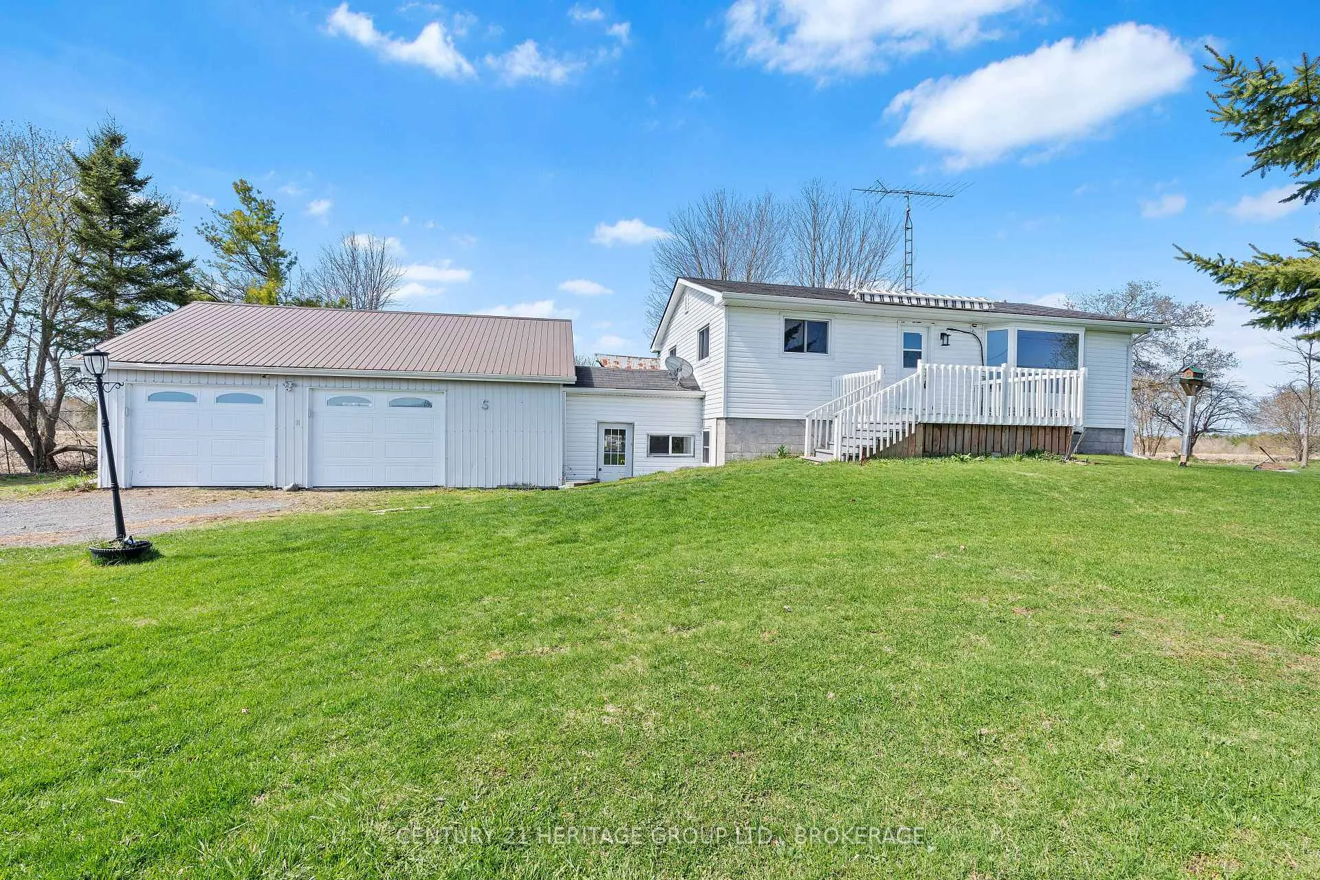 Photo 1 of 2750 15 Highway, Rideau Lakes, Rideau Lakes (South Crosby) Twp — HOMEH
