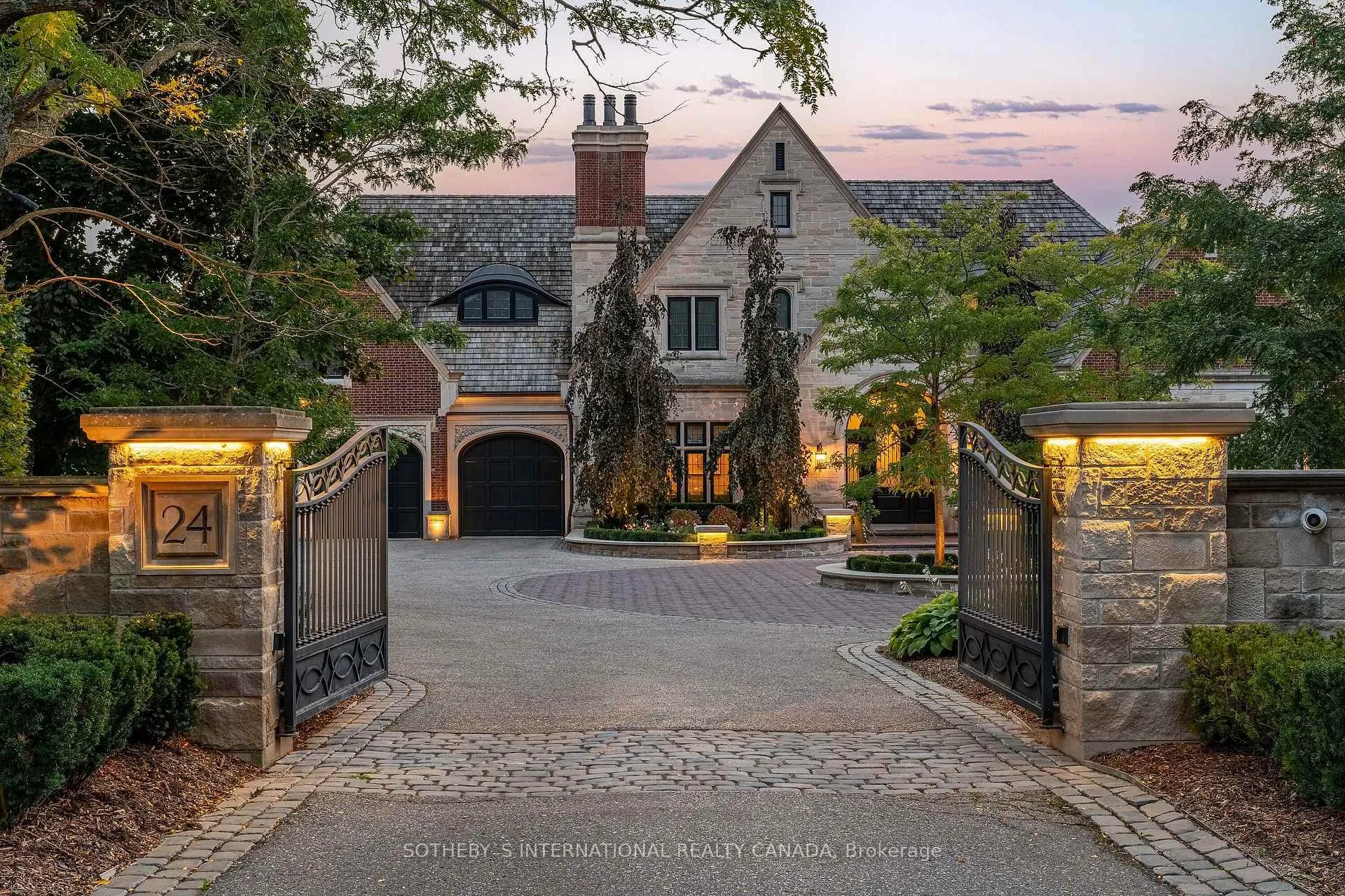 Photo 2 of 24 Hedgerow Court, Vaughan, Kleinburg — HOMEH
