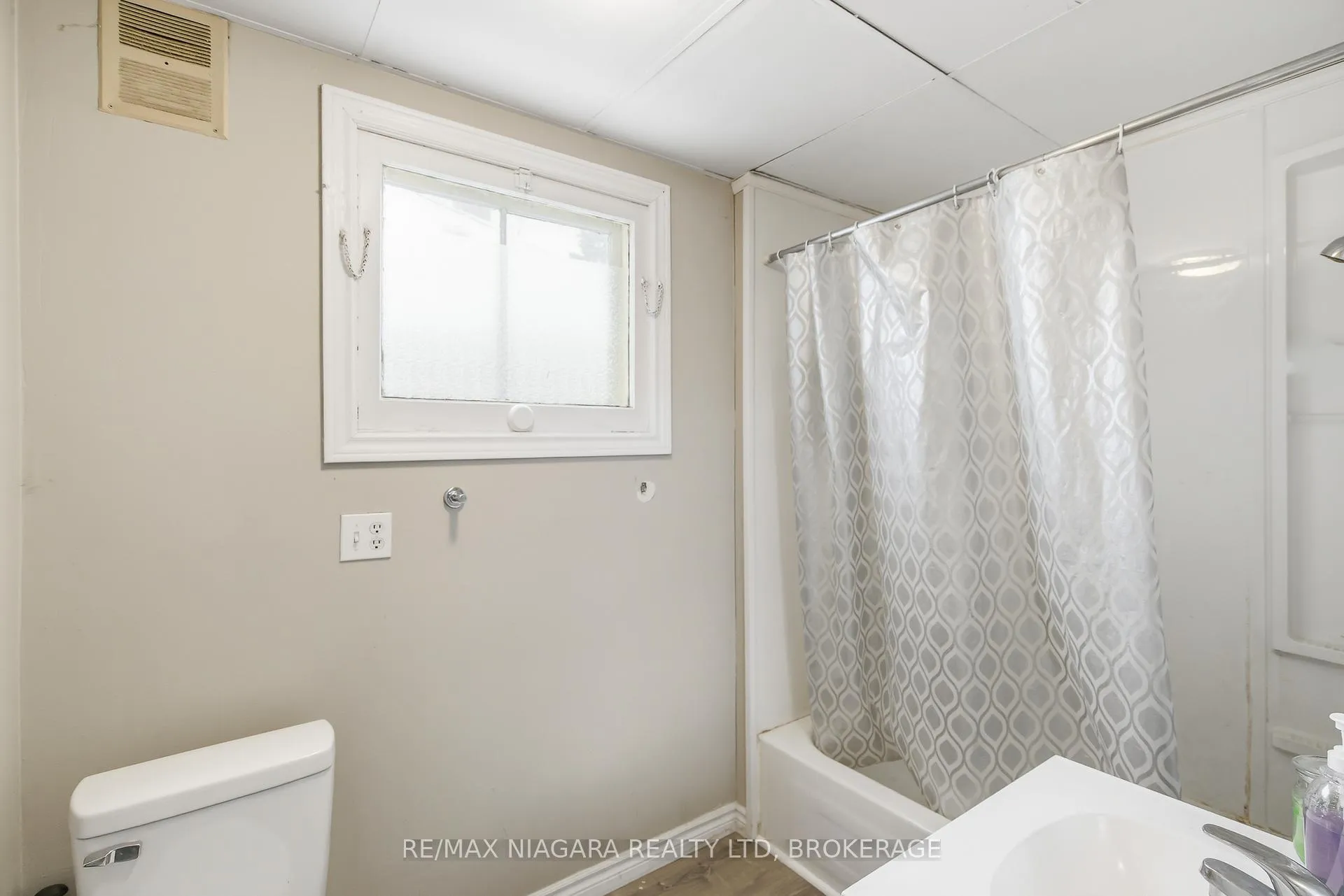 Photo 18 of 8 Ida Street, St. Catharines, E. Chester — HOMEH