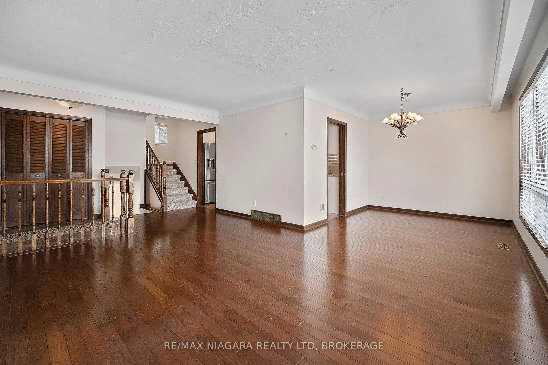 Photo 7 of 204 Parnell Road, St. Catharines, Vine/Linwell — HOMEH