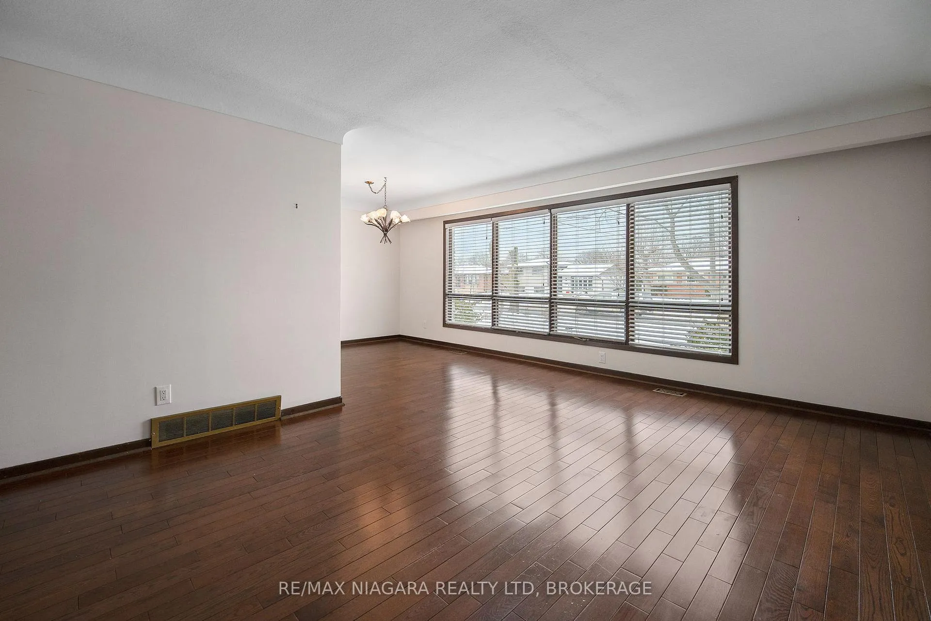 Photo 8 of 204 Parnell Road, St. Catharines, Vine/Linwell — HOMEH