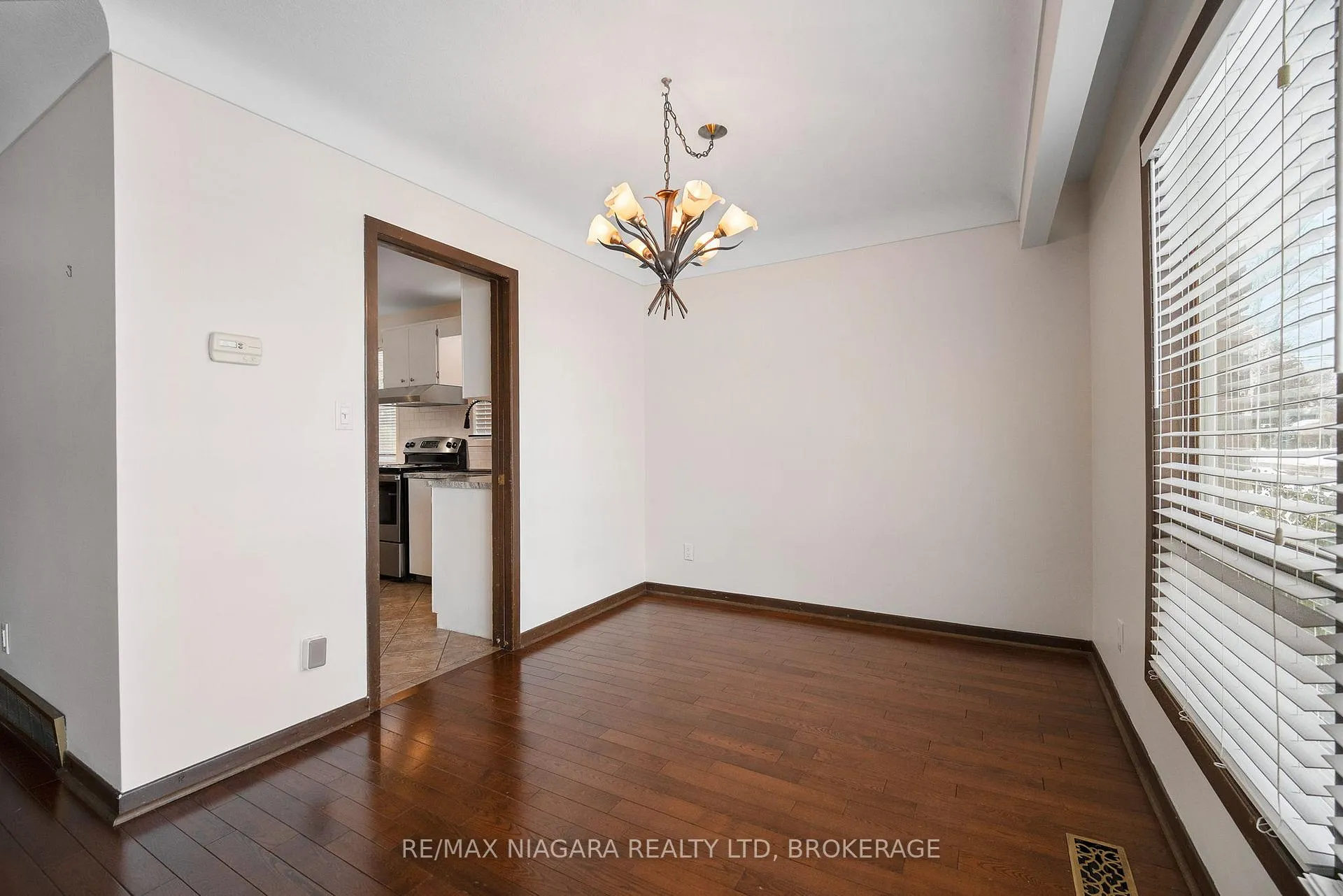 Photo 10 of 204 Parnell Road, St. Catharines, Vine/Linwell — HOMEH