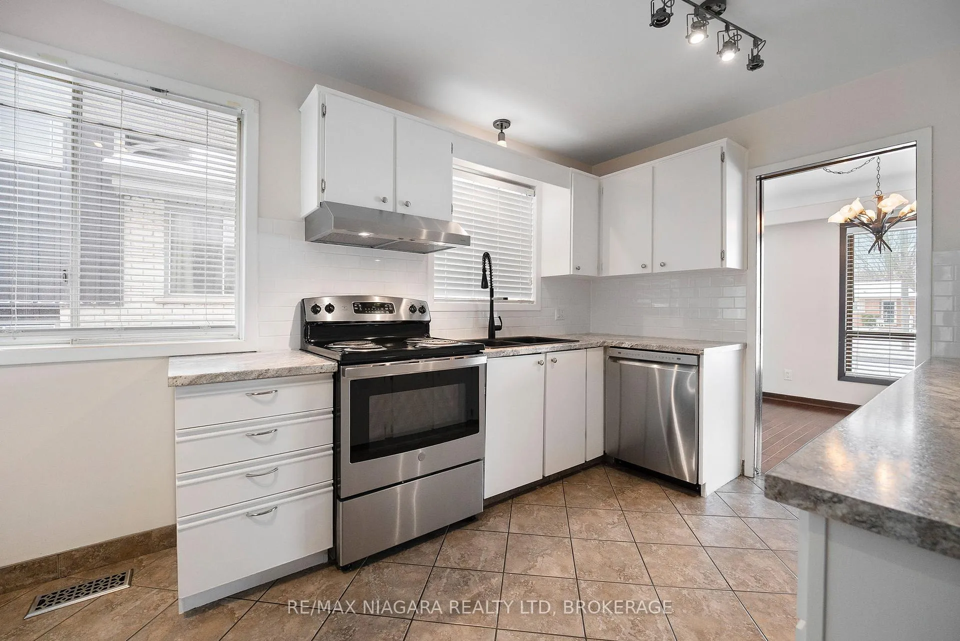 Photo 12 of 204 Parnell Road, St. Catharines, Vine/Linwell — HOMEH