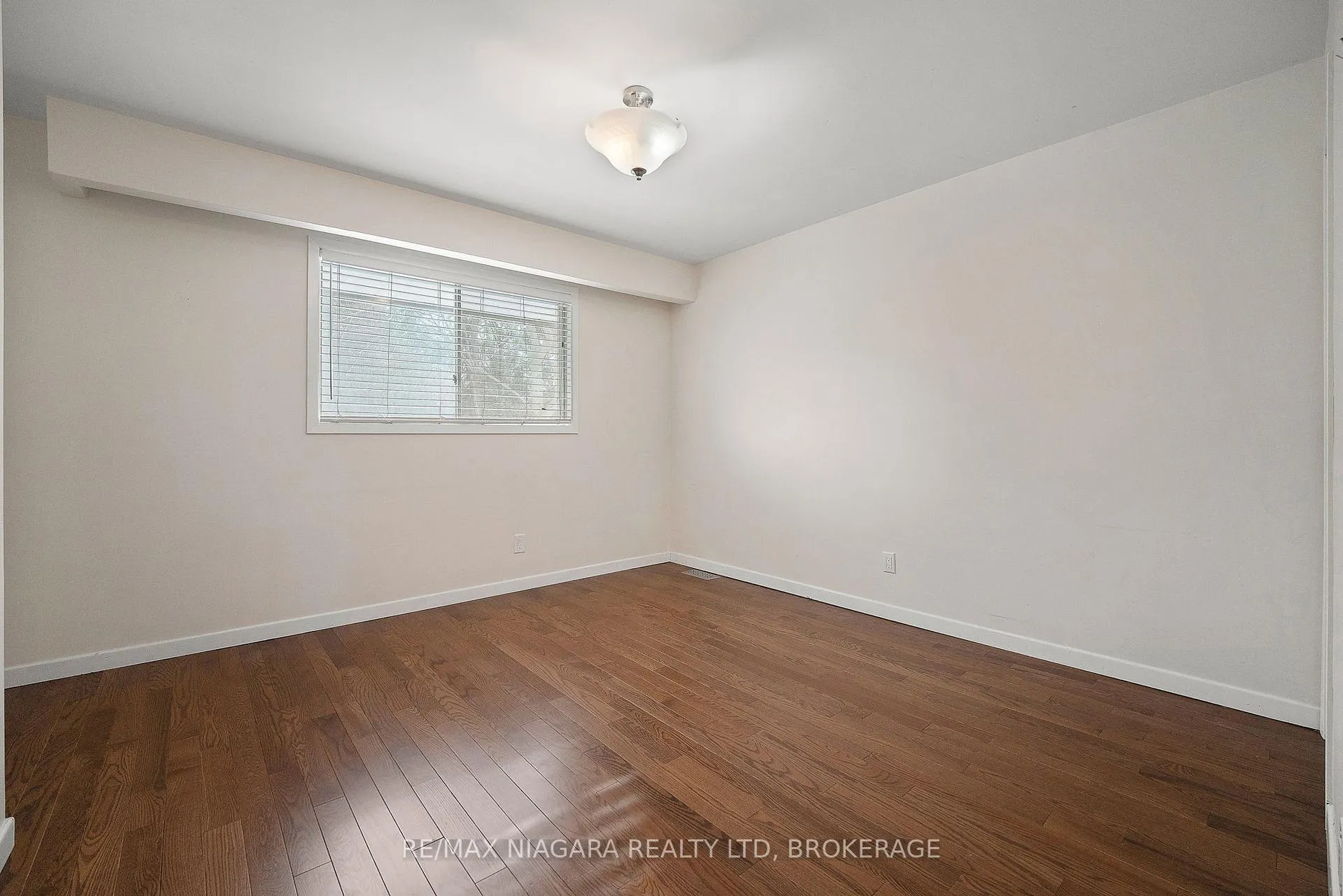 Photo 16 of 204 Parnell Road, St. Catharines, Vine/Linwell — HOMEH