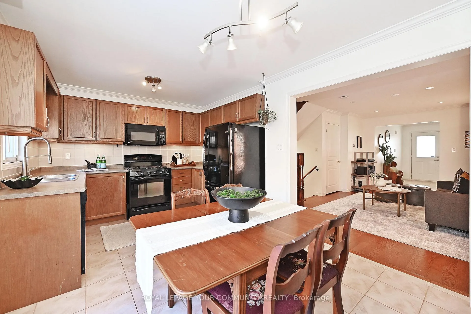 Photo 14 of 34 Collis Drive, Aurora, Bayview Northeast — HOMEH