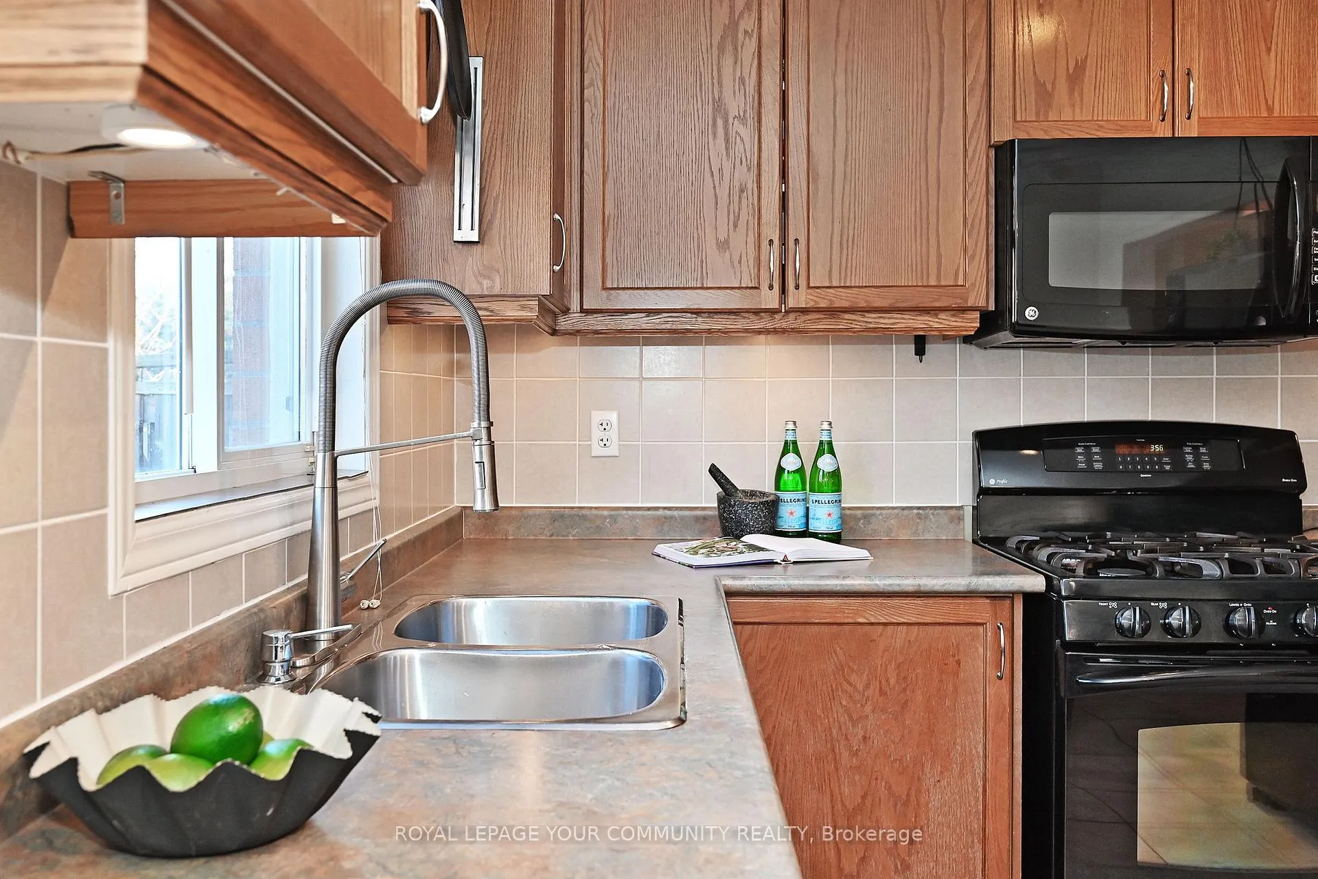 Photo 16 of 34 Collis Drive, Aurora, Bayview Northeast — HOMEH