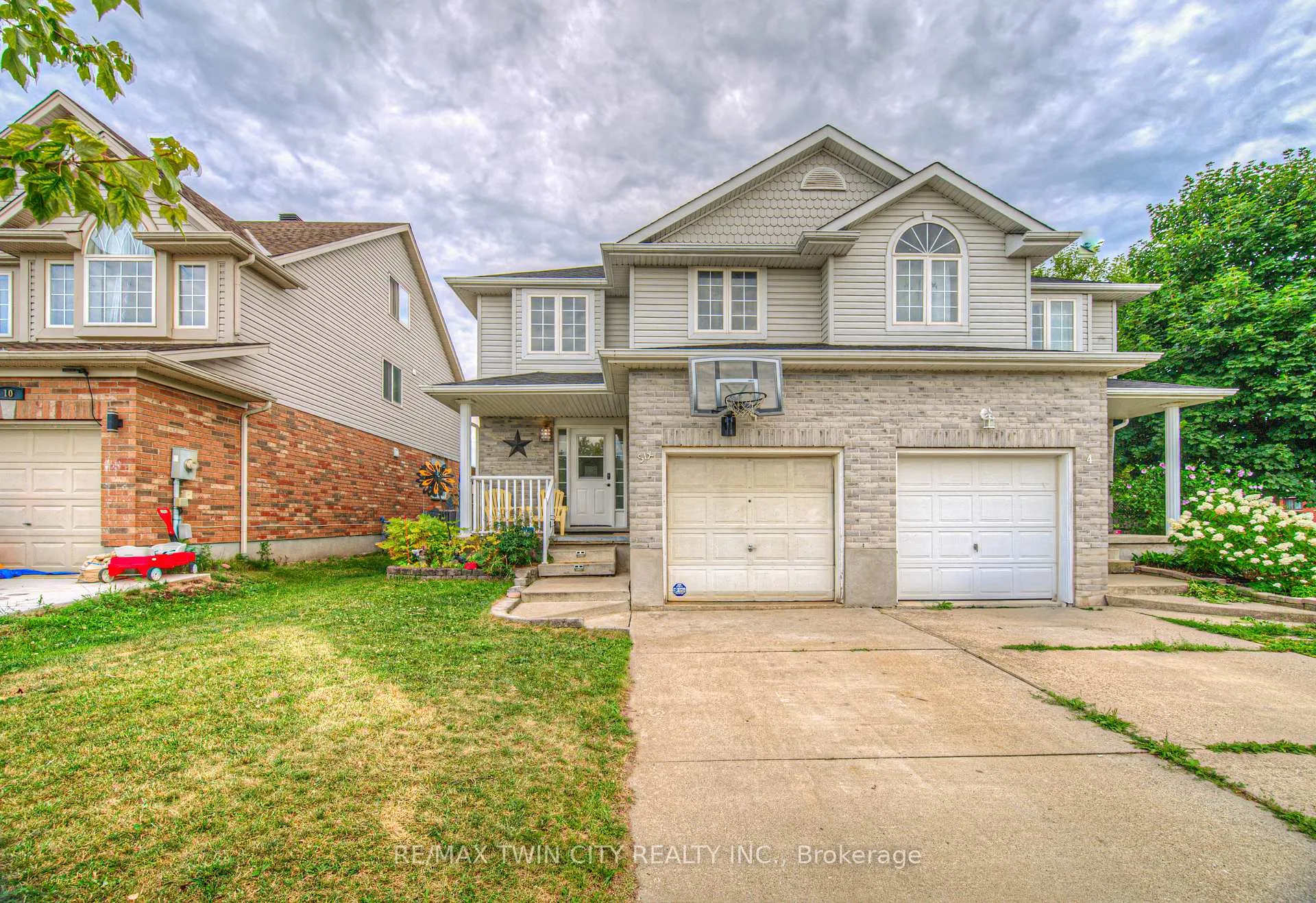 Photo 2 of 6 Chateau Crescent, Cambridge — HOMEH