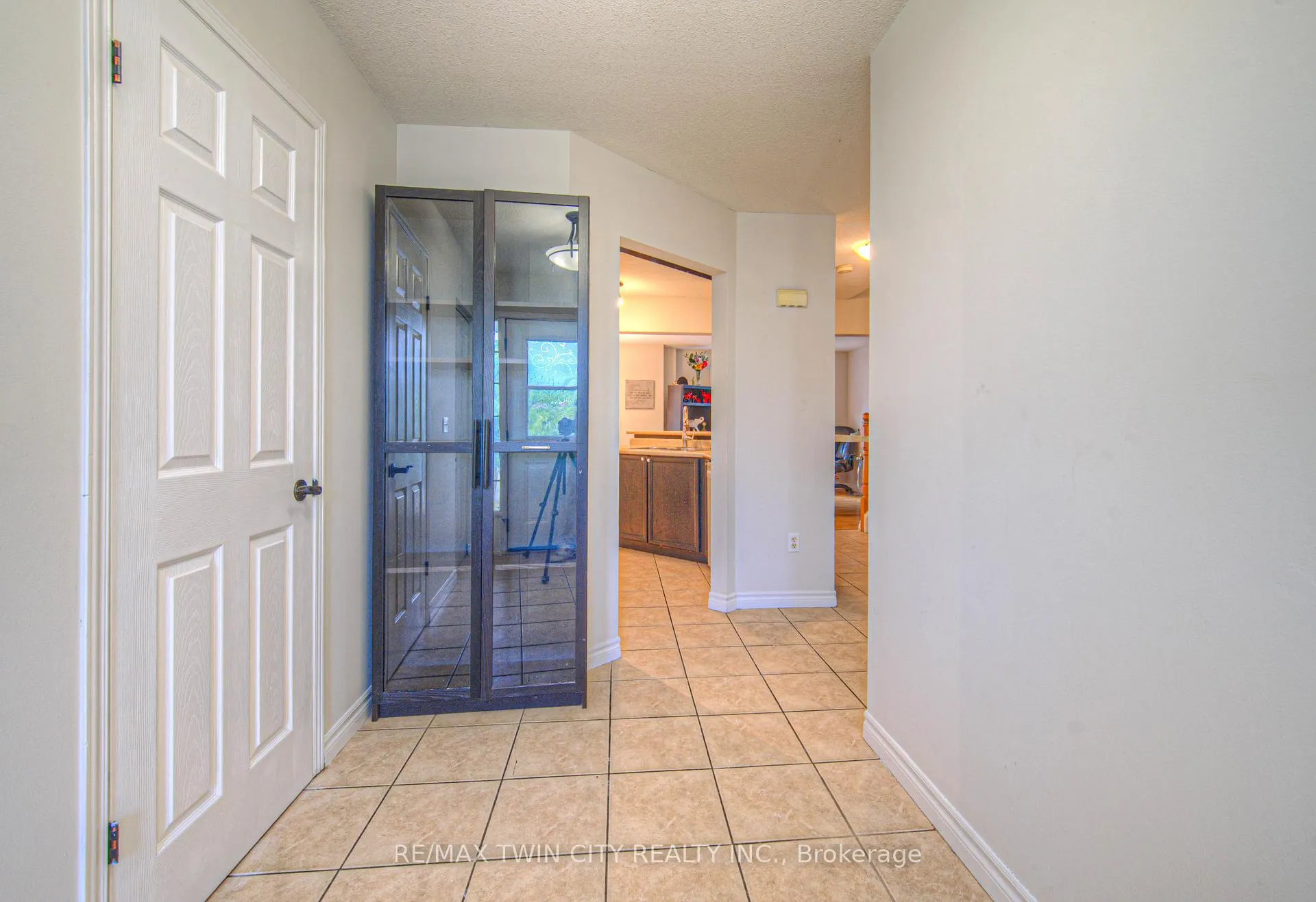 Photo 3 of 6 Chateau Crescent, Cambridge — HOMEH