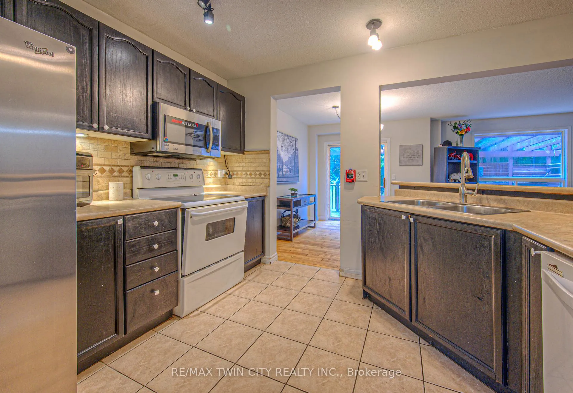 Photo 4 of 6 Chateau Crescent, Cambridge — HOMEH