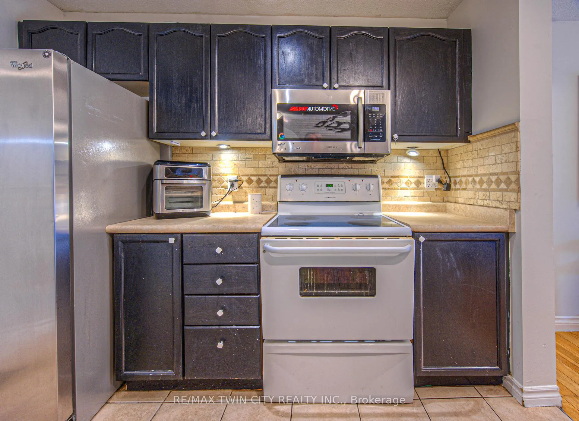 Photo 6 of 6 Chateau Crescent, Cambridge — HOMEH
