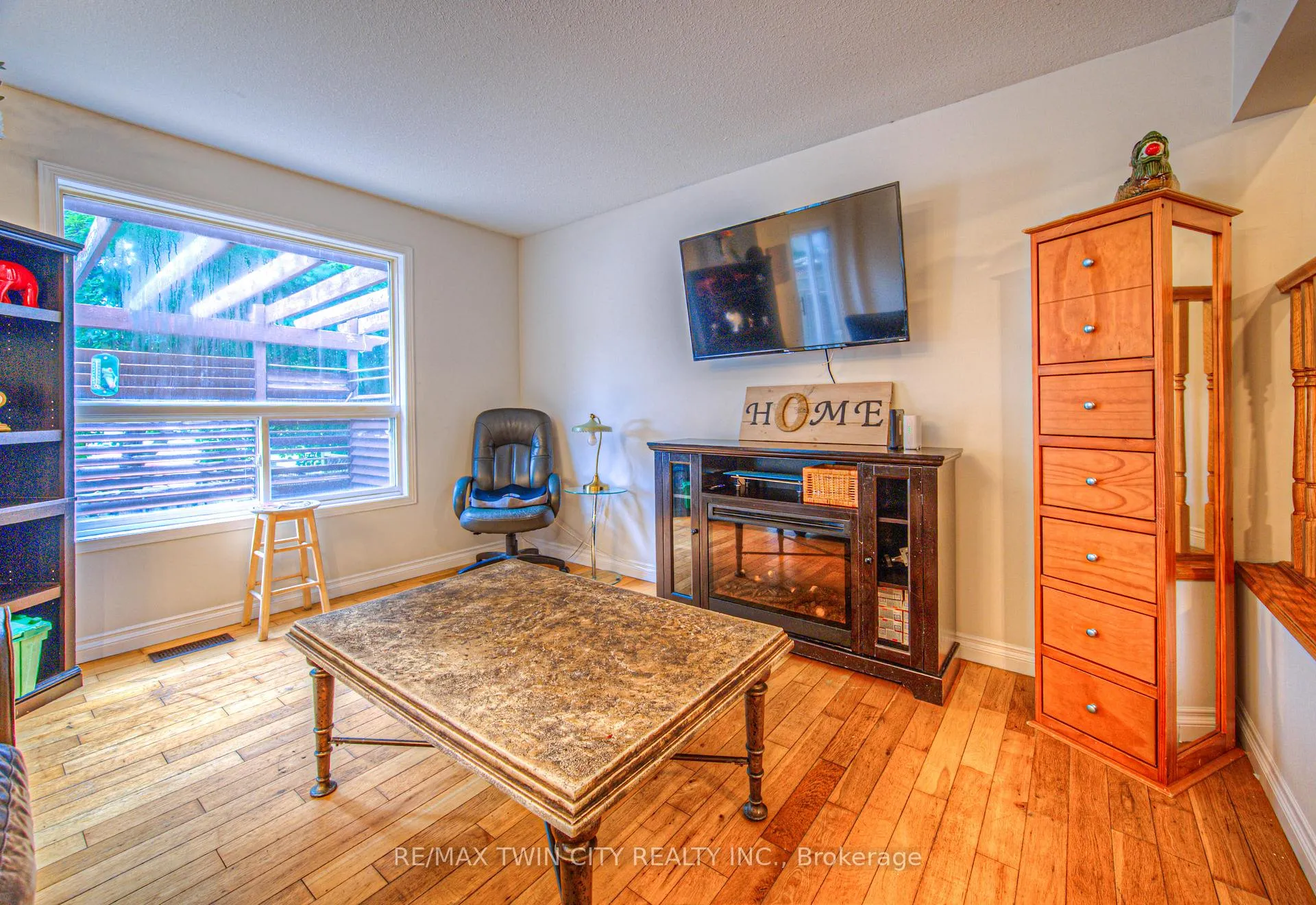 Photo 9 of 6 Chateau Crescent, Cambridge — HOMEH