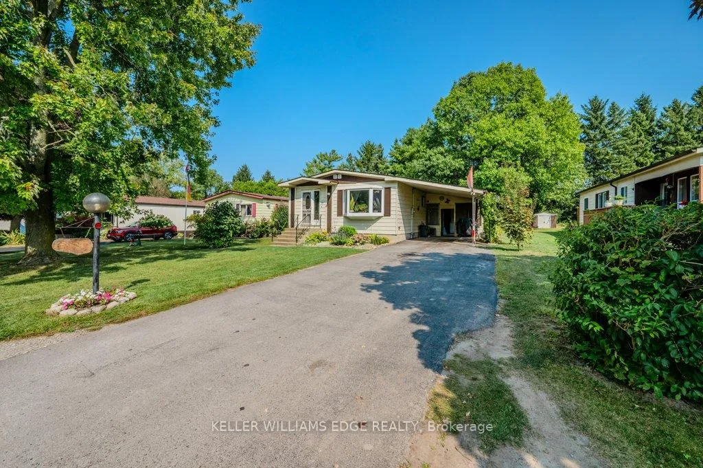 Photo 3 of 148 Maple Crescent, Hamilton, Rural Flamborough — HOMEH