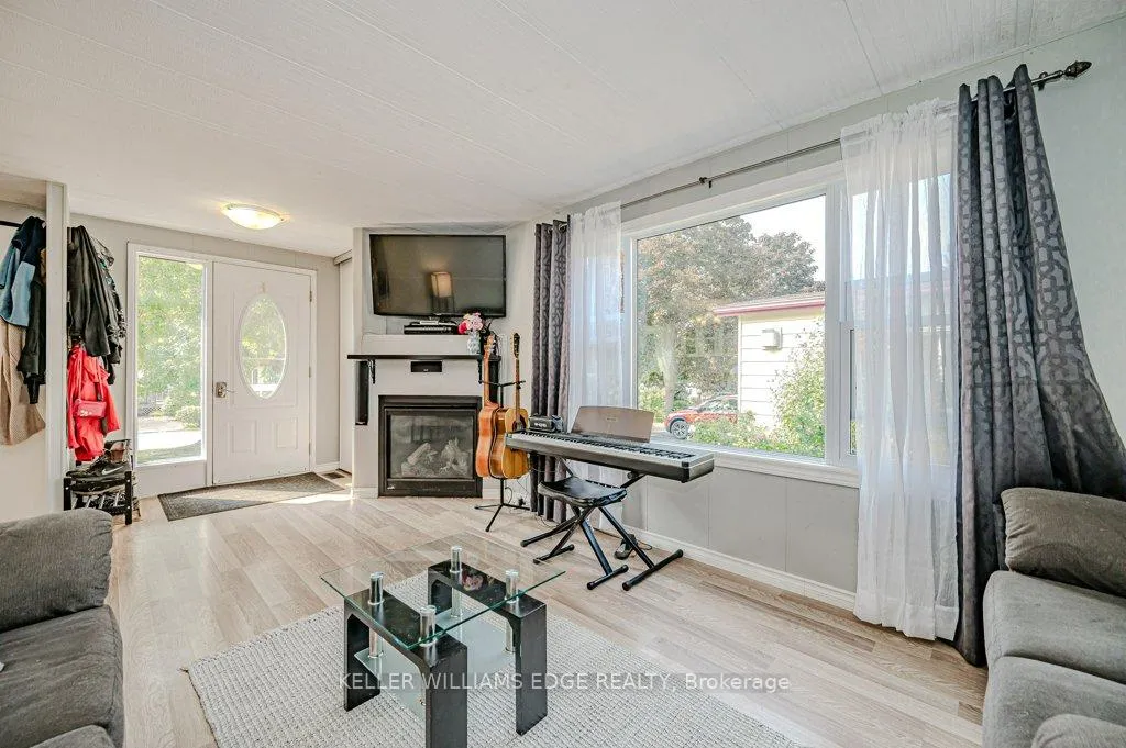 Photo 10 of 148 Maple Crescent, Hamilton, Rural Flamborough — HOMEH