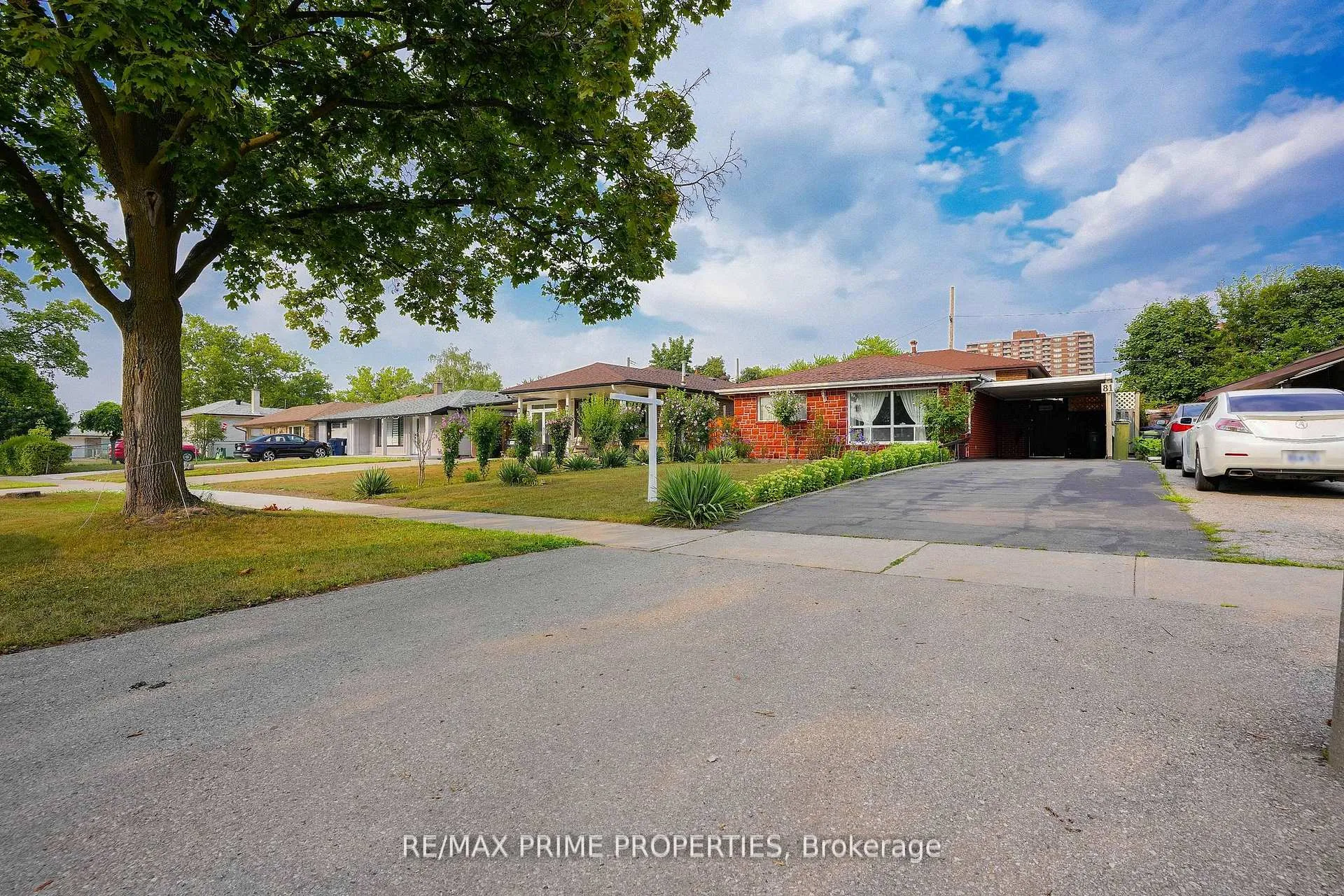 Photo 3 of 81 Silverstone Drive, Etobicoke, Mount Olive-Silverstone-Jamestown — HOMEH