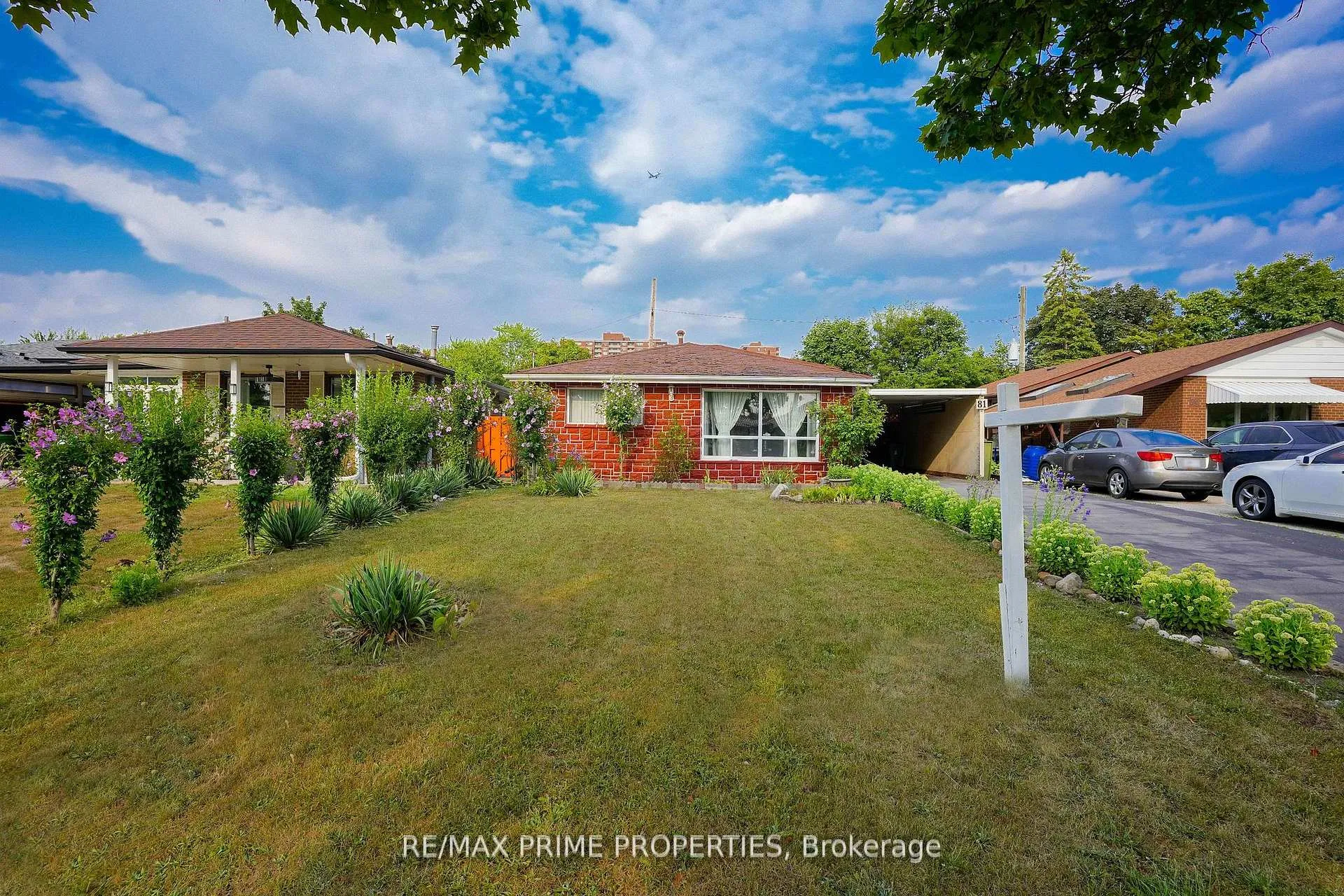 Photo 4 of 81 Silverstone Drive, Etobicoke, Mount Olive-Silverstone-Jamestown — HOMEH