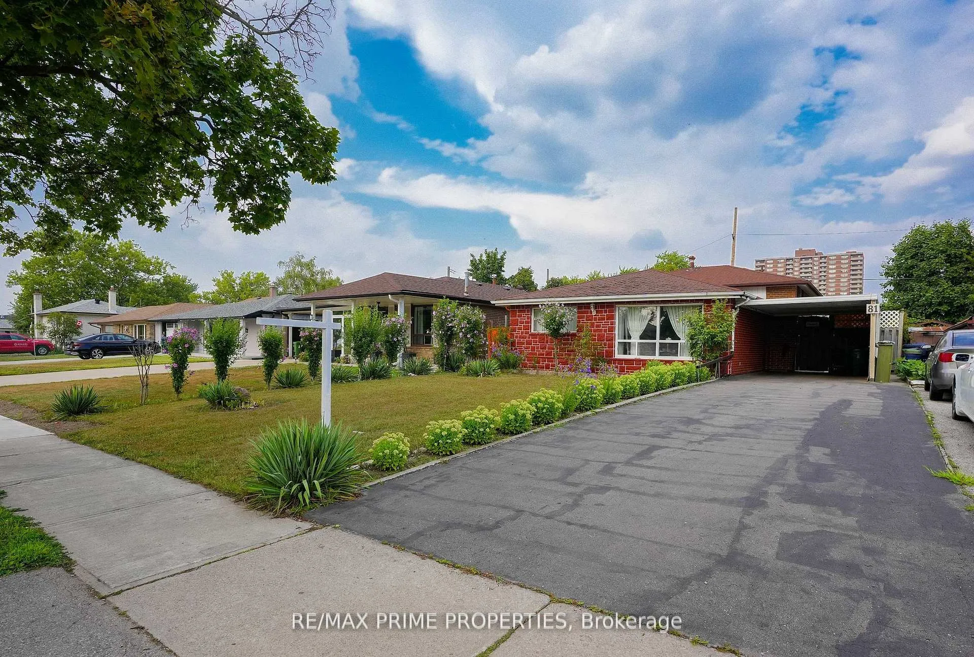 Photo 5 of 81 Silverstone Drive, Etobicoke, Mount Olive-Silverstone-Jamestown — HOMEH