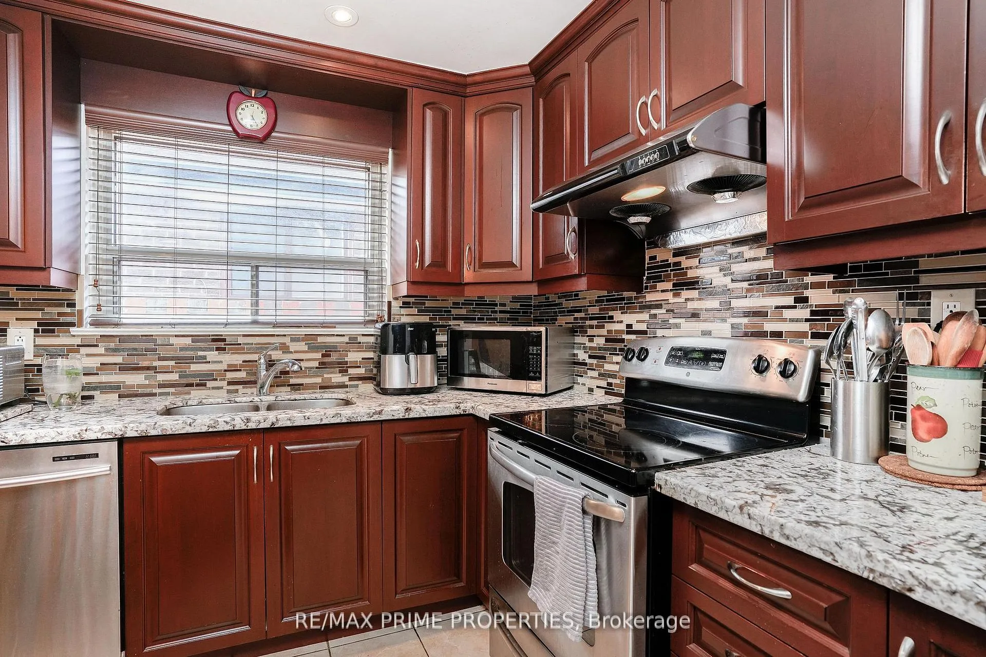 Photo 19 of 81 Silverstone Drive, Etobicoke, Mount Olive-Silverstone-Jamestown — HOMEH
