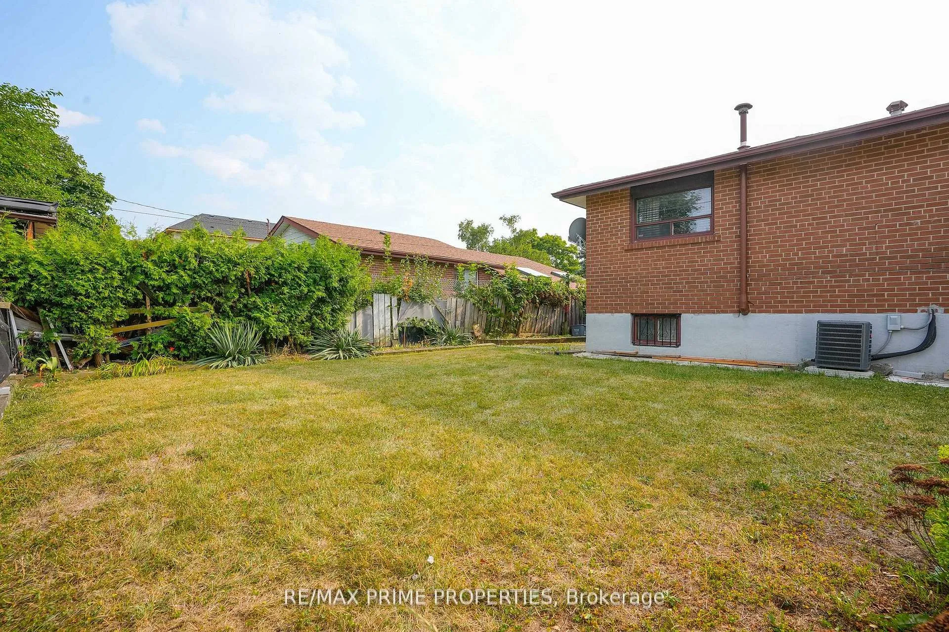 Photo 45 of 81 Silverstone Drive, Etobicoke, Mount Olive-Silverstone-Jamestown — HOMEH