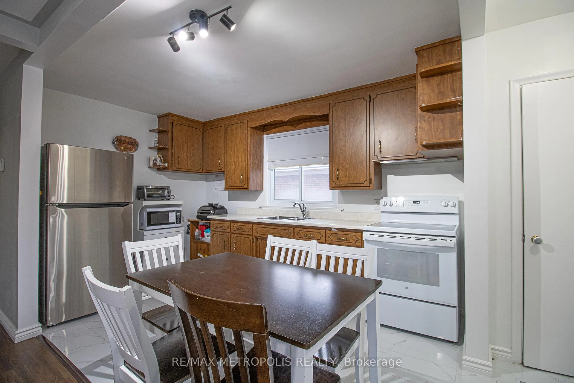 Photo 9 of 288 Guelph Street, Oshawa, Donevan — HOMEH
