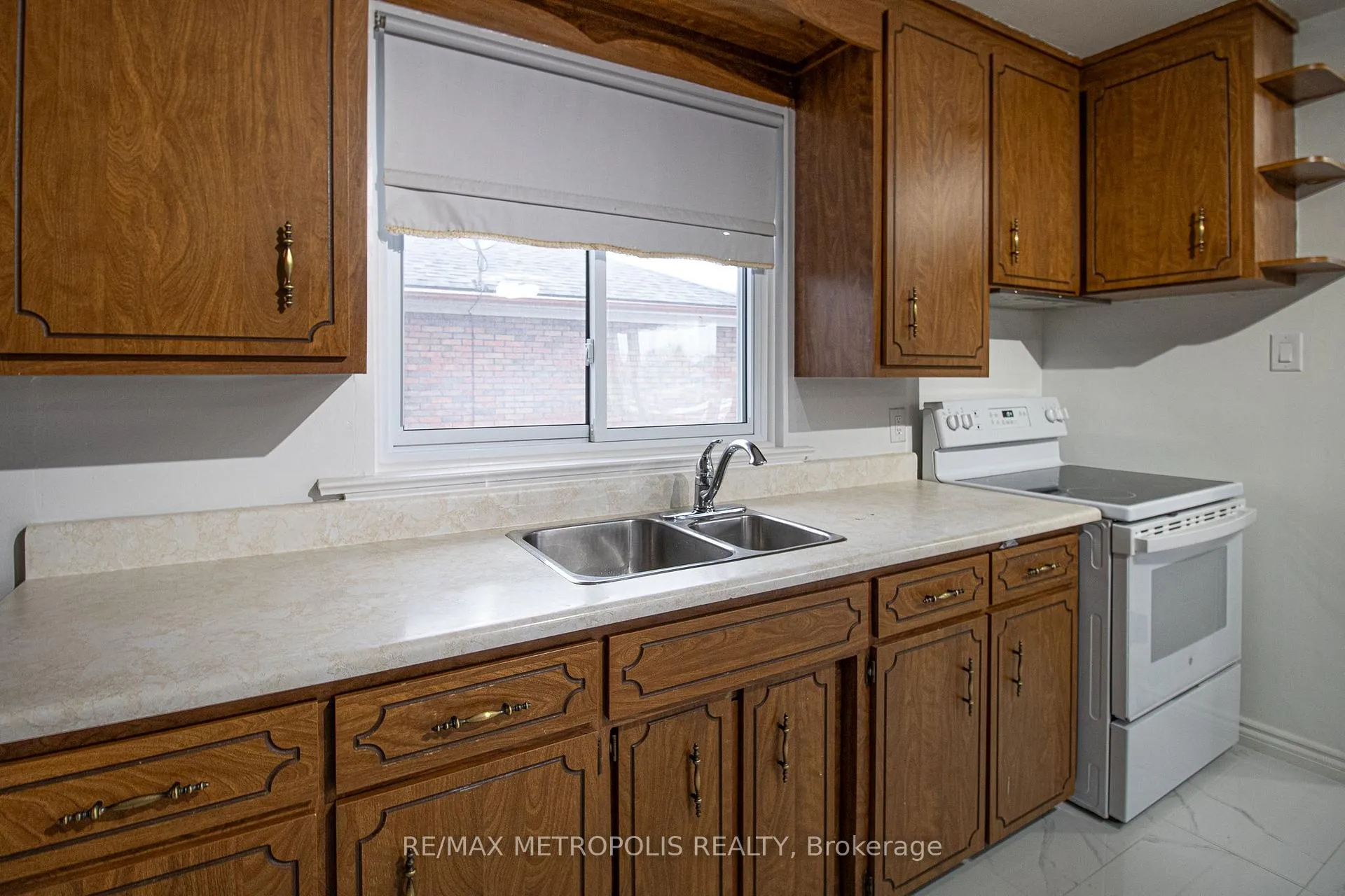 Photo 11 of 288 Guelph Street, Oshawa, Donevan — HOMEH