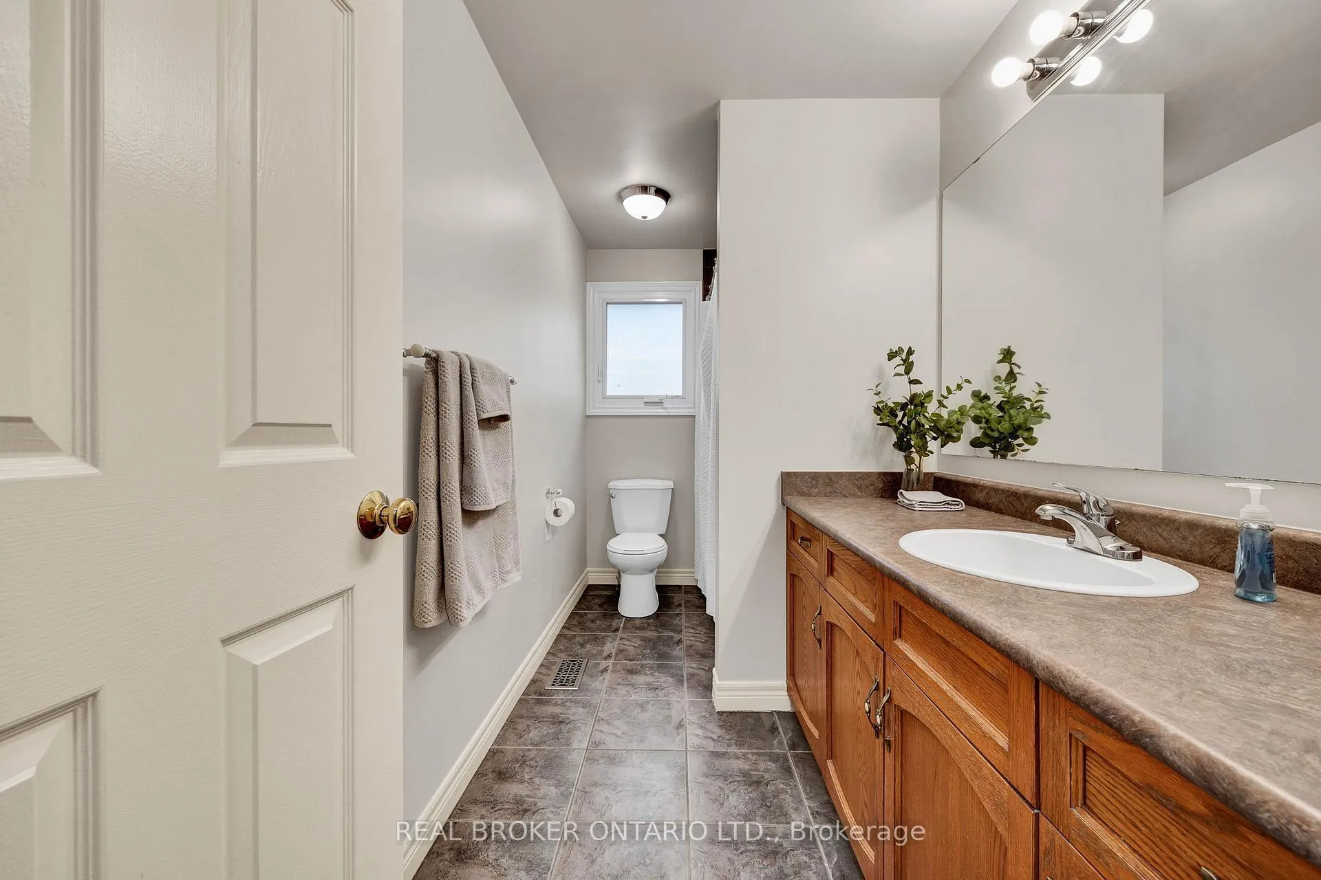 Photo 23 of 483 Northlake Drive, Waterloo — HOMEH