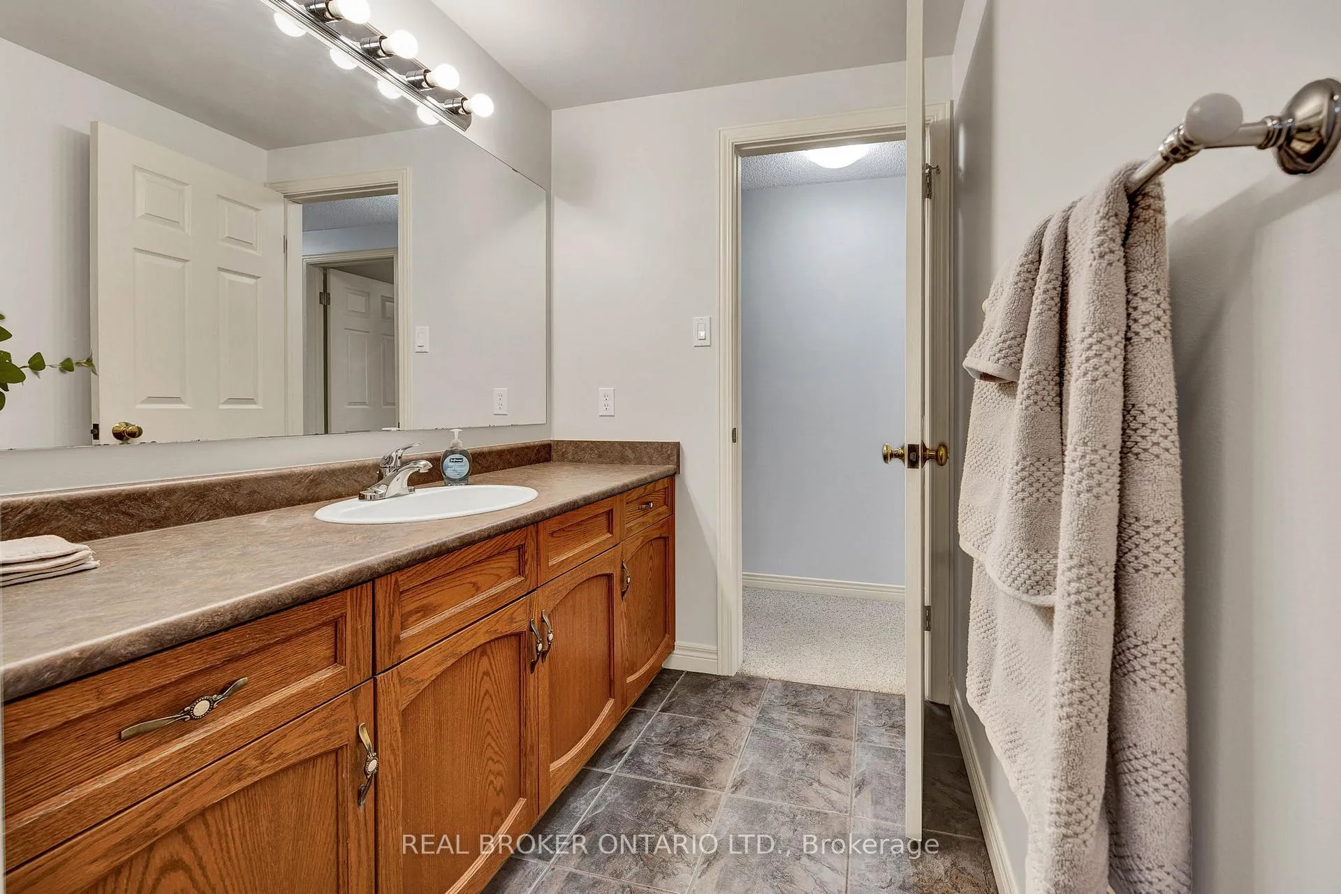 Photo 24 of 483 Northlake Drive, Waterloo — HOMEH