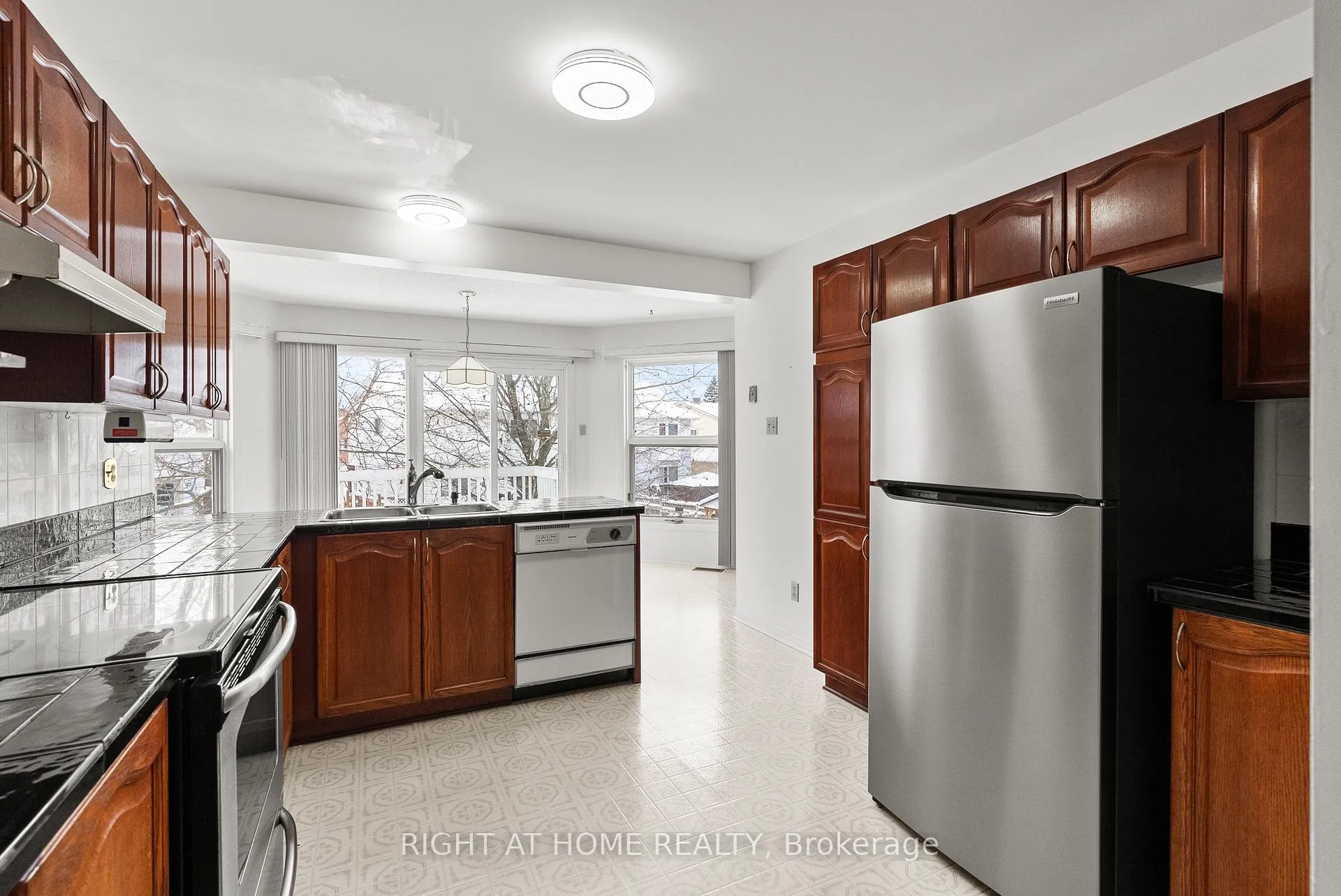 Photo 15 of 11 Kluane Ridge, Ottawa, Kanata - Bridlewood — HOMEH