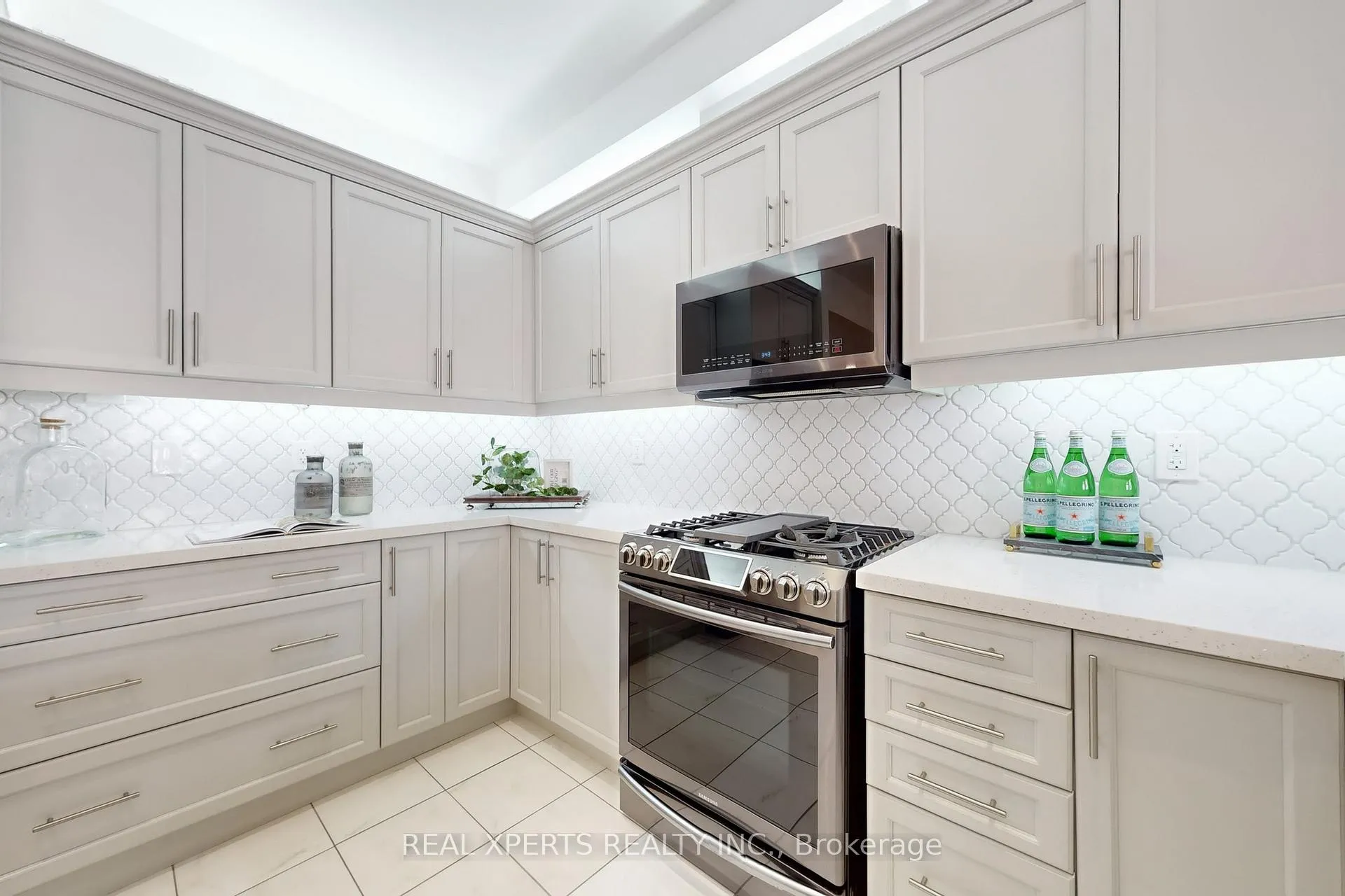 Photo 15 of 18 Farooq Boulevard, Vaughan, Vellore Village — HOMEH