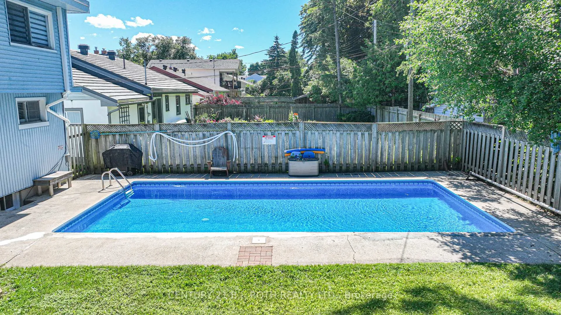 Photo 3 of 326 Crawford Street, Orillia — HOMEH