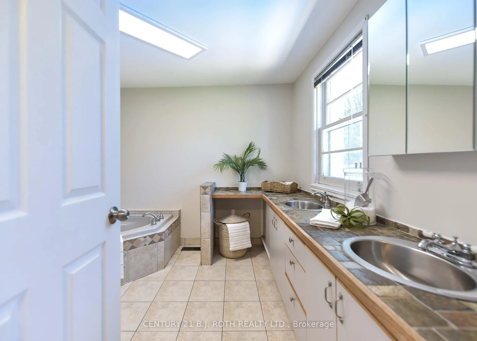 Photo 18 of 326 Crawford Street, Orillia — HOMEH
