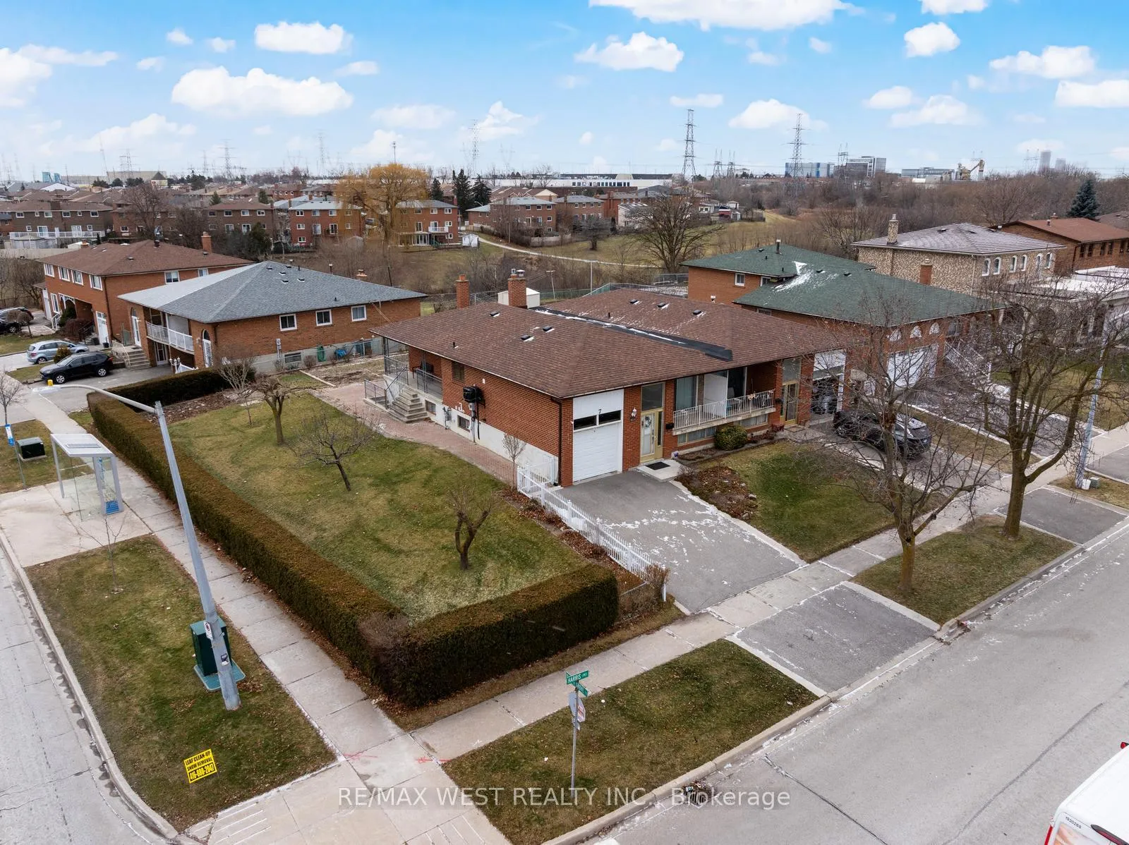 Photo 2 of 7 Harris Crescent, Vaughan, West Woodbridge — HOMEH
