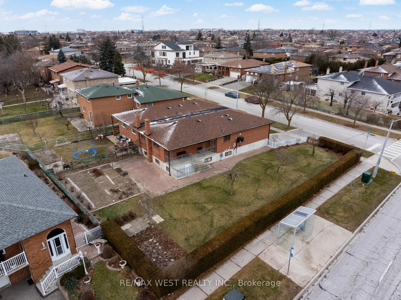 Photo 3 of 7 Harris Crescent, Vaughan, West Woodbridge — HOMEH