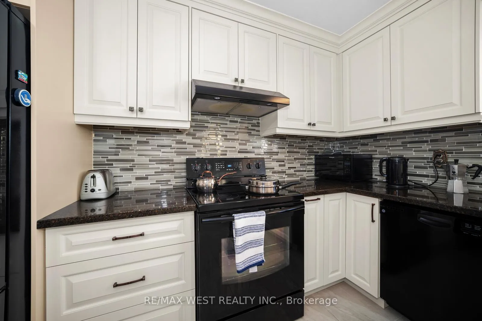 Photo 10 of 7 Harris Crescent, Vaughan, West Woodbridge — HOMEH