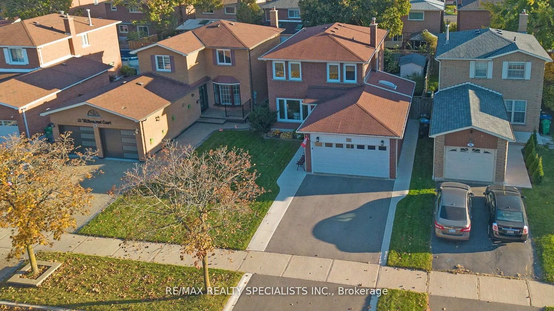Photo 2 of 12 Willowcrest Court, Brampton, Bram West — HOMEH