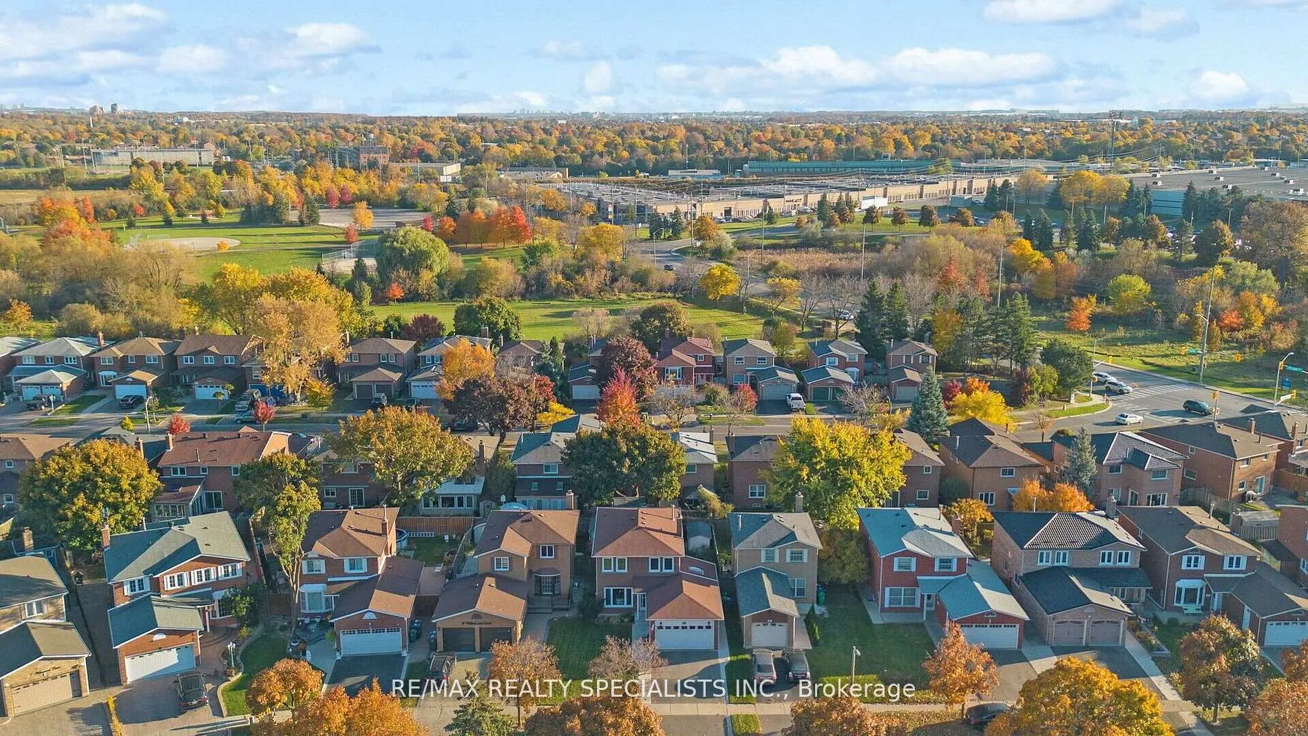 Photo 3 of 12 Willowcrest Court, Brampton, Bram West — HOMEH