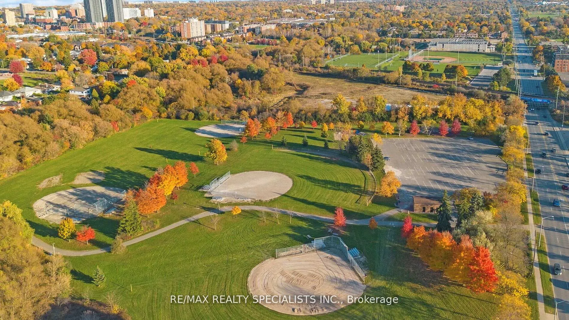 Photo 4 of 12 Willowcrest Court, Brampton, Bram West — HOMEH