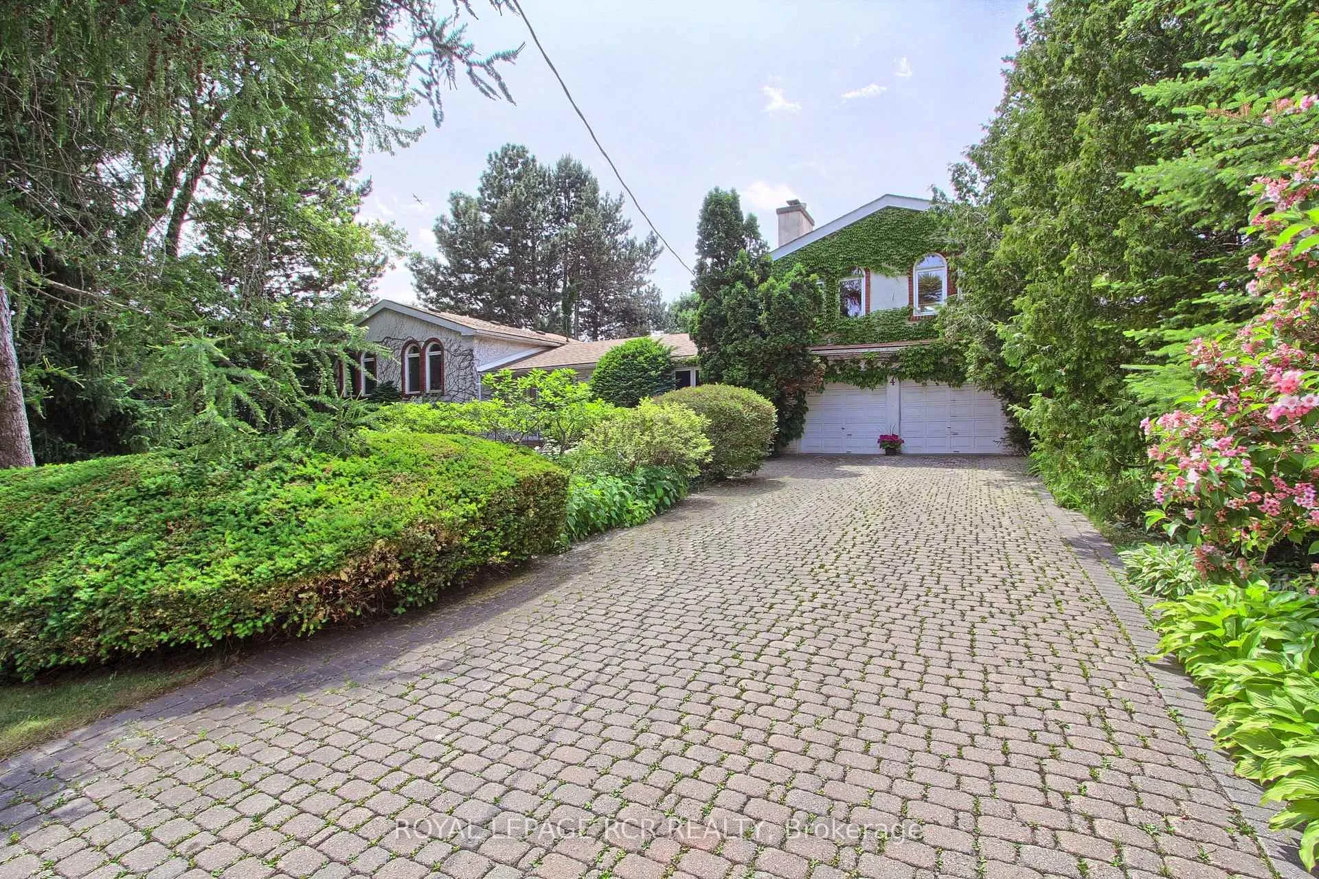 Photo 2 of 4 Thornlea Court, Markham, Thornhill — HOMEH