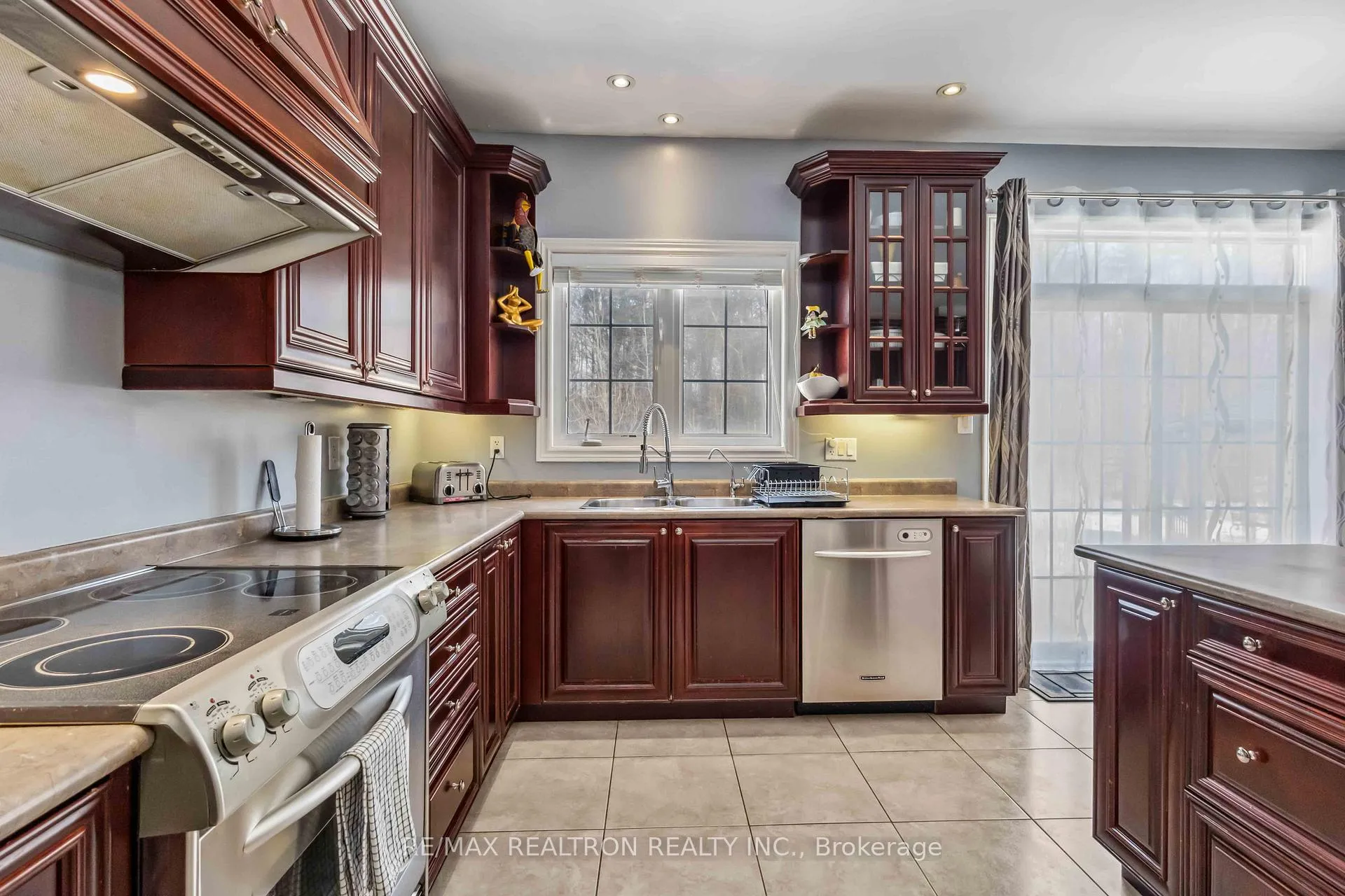 Photo 3 of 49 Blue Meadow Court, Markham, Box Grove — HOMEH