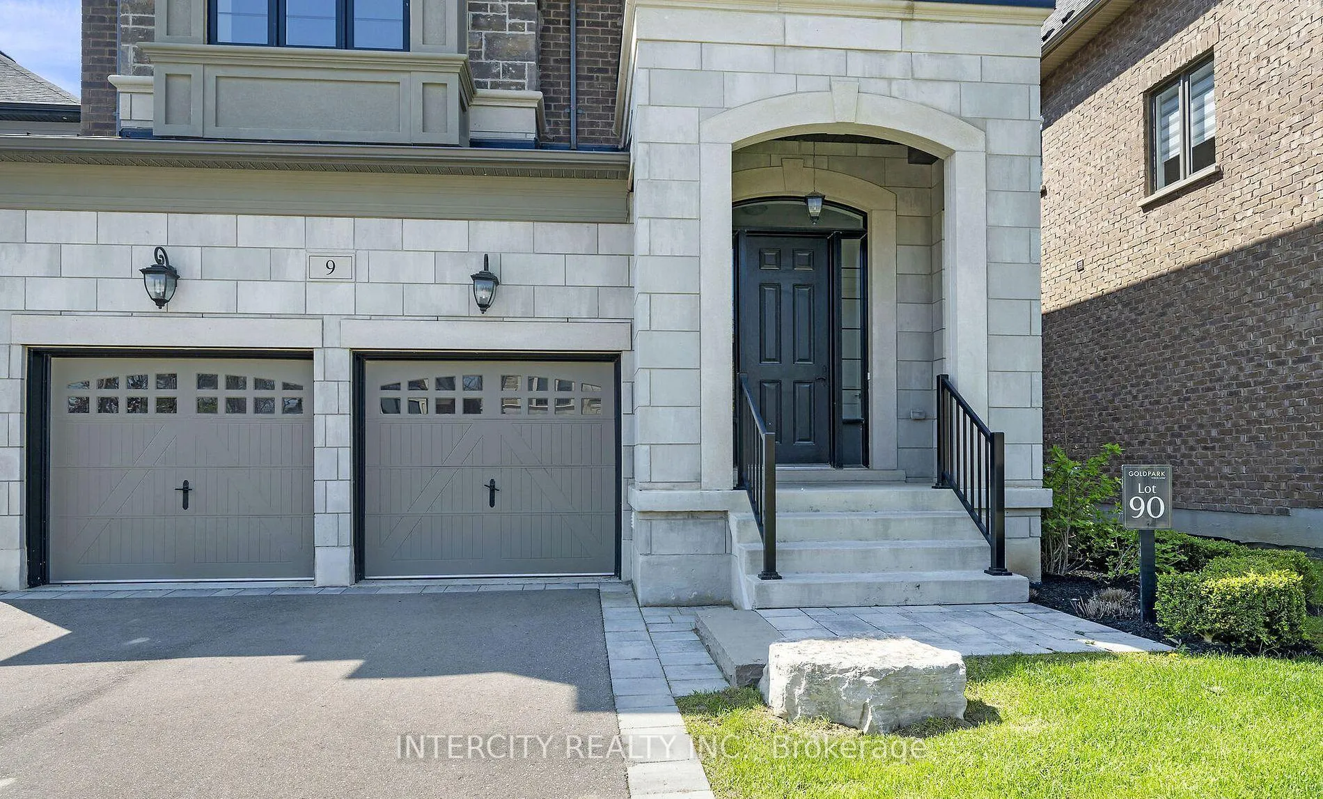 Photo 3 of 9 Sophies Court, Vaughan, Kleinburg — HOMEH