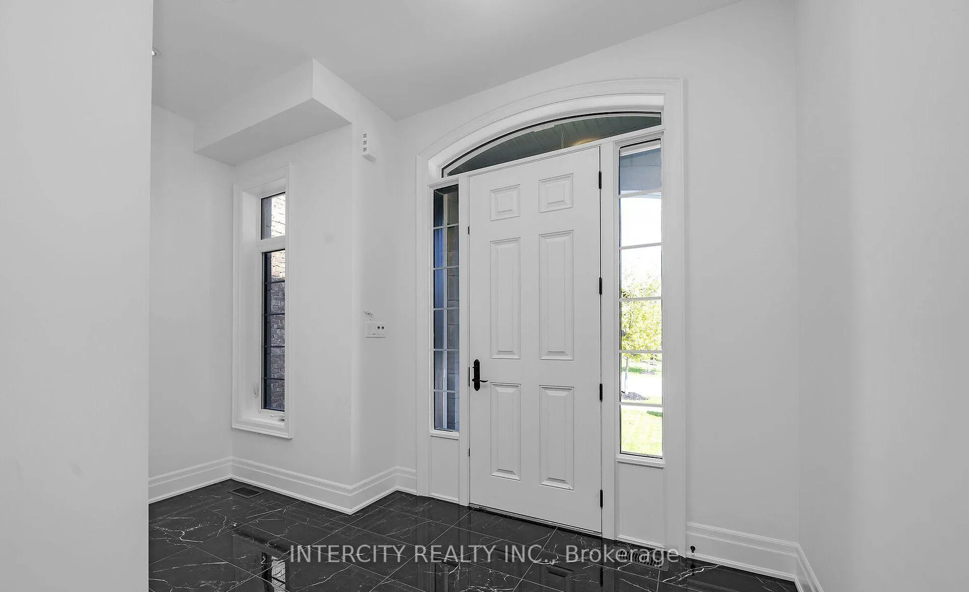 Photo 4 of 9 Sophies Court, Vaughan, Kleinburg — HOMEH