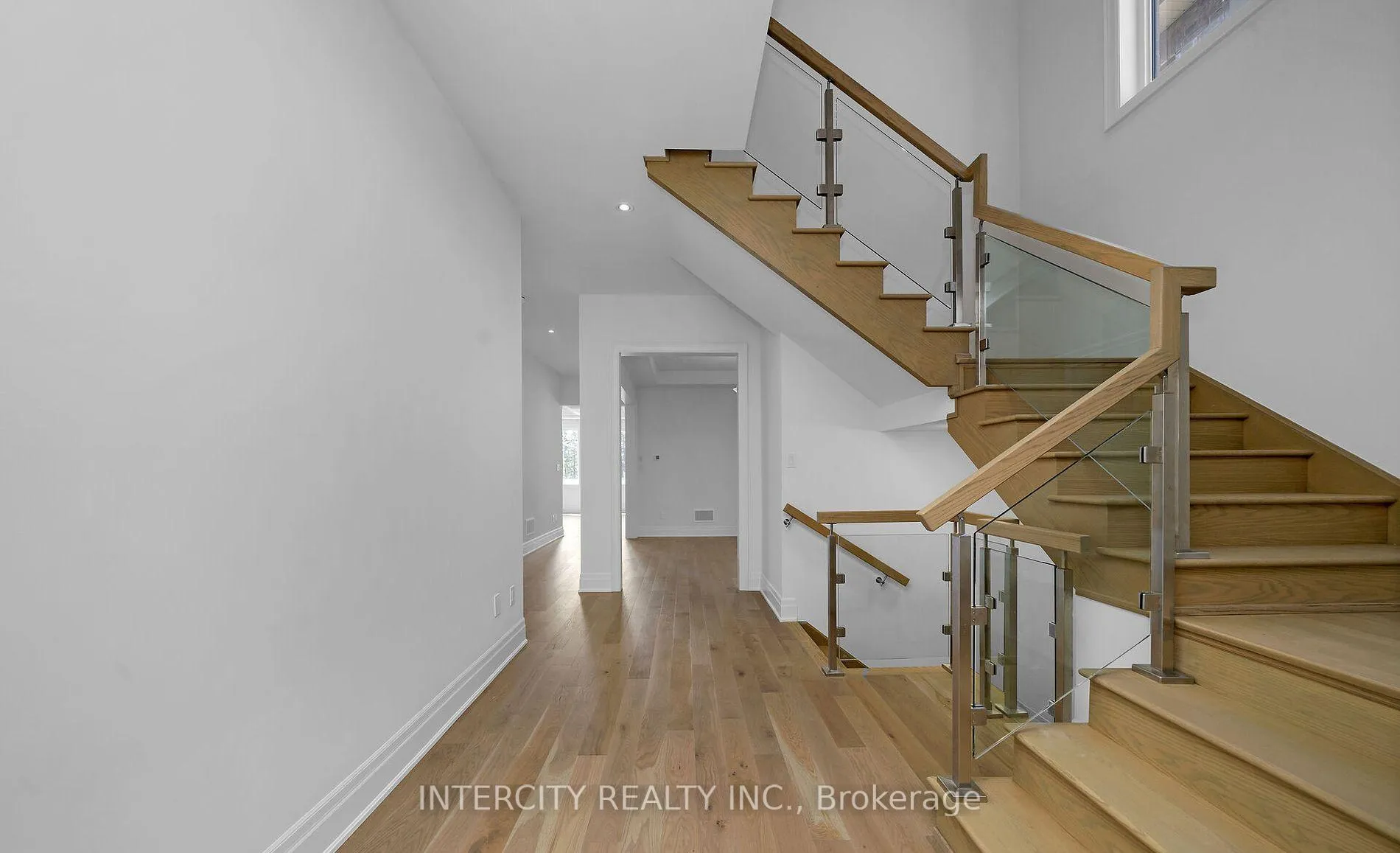 Photo 5 of 9 Sophies Court, Vaughan, Kleinburg — HOMEH