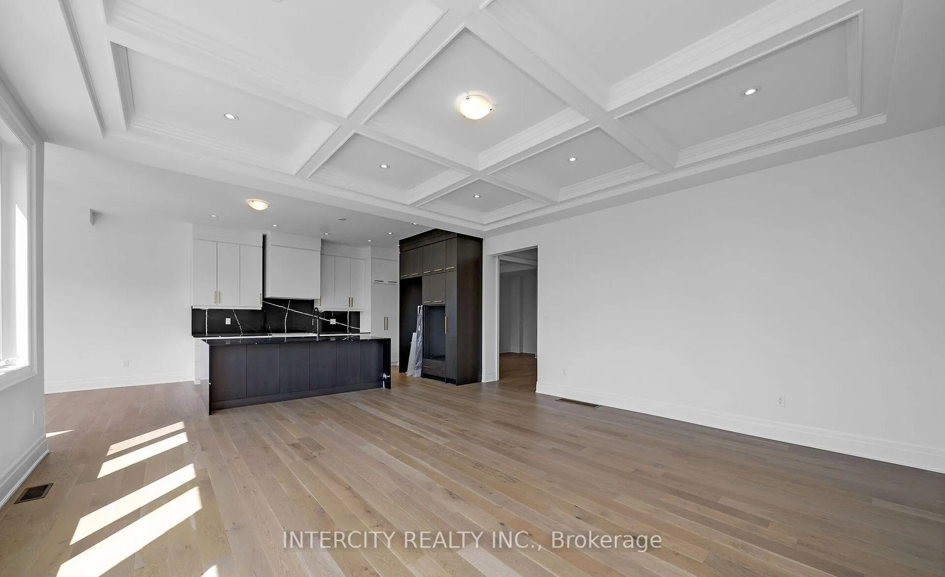 Photo 10 of 9 Sophies Court, Vaughan, Kleinburg — HOMEH