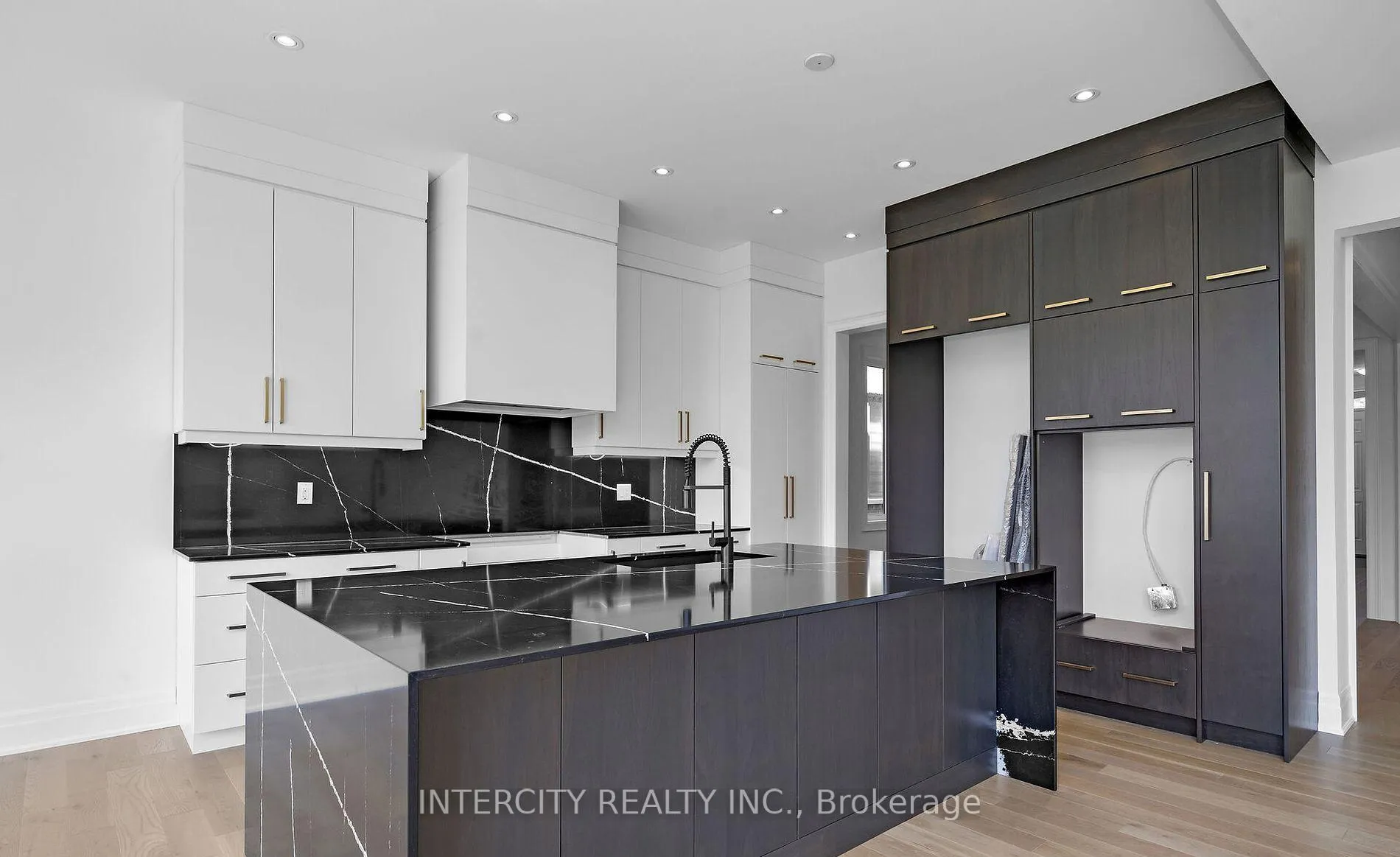 Photo 11 of 9 Sophies Court, Vaughan, Kleinburg — HOMEH