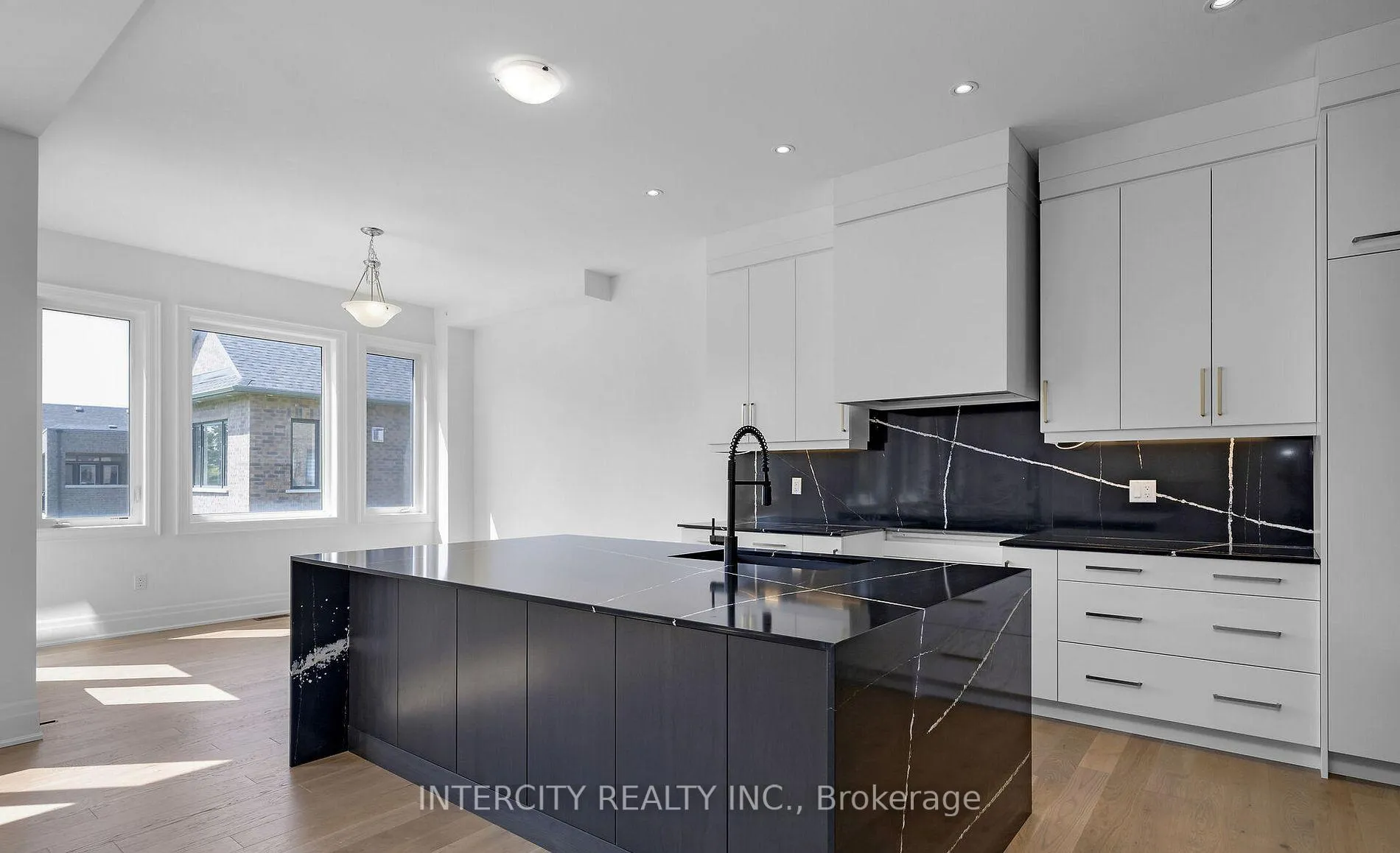 Photo 12 of 9 Sophies Court, Vaughan, Kleinburg — HOMEH